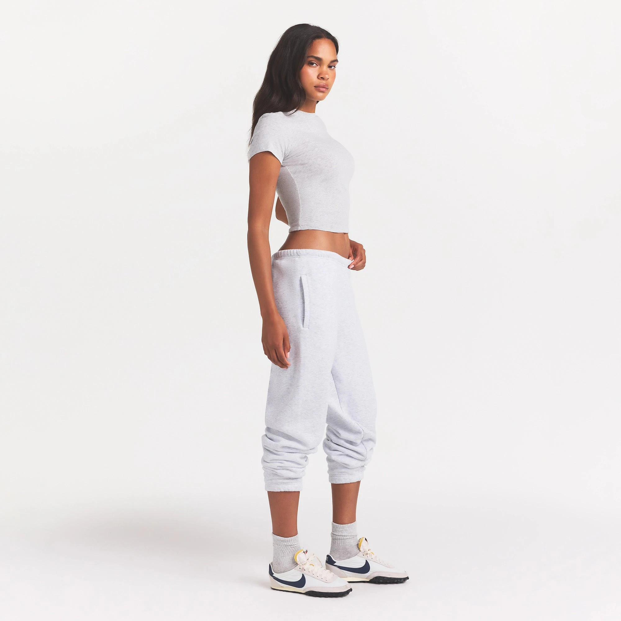 COTTON FLEECE CLASSIC JOGGER | LIGHT HEATHER GREY ON A MODEL SIDE VIEW