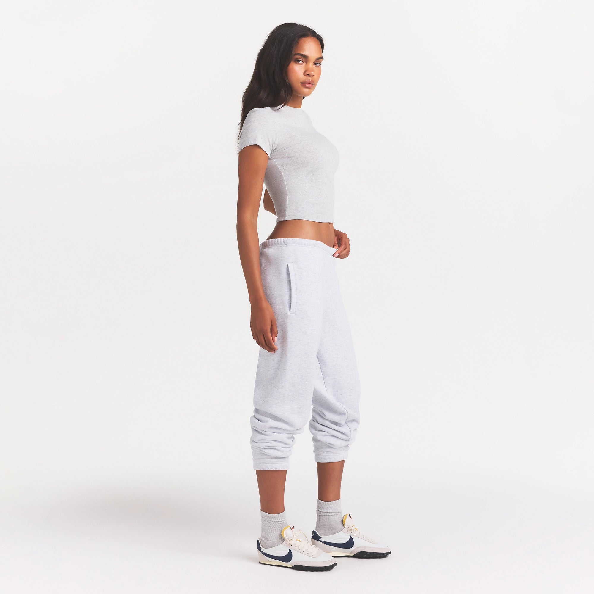 COTTON FLEECE CLASSIC JOGGER | LIGHT HEATHER GREY ON A MODEL SIDE VIEW