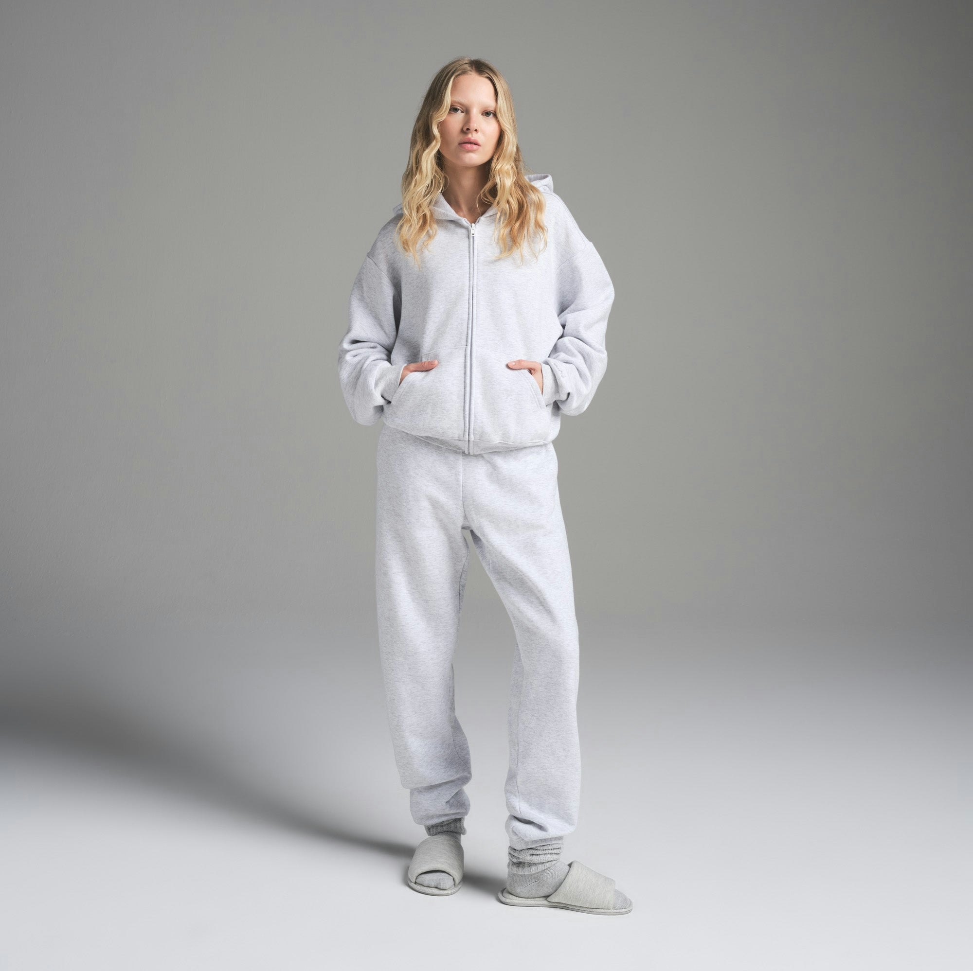 COTTON FLEECE CLASSIC JOGGER | LIGHT HEATHER GREY ON A MODEL FRONT VIEW | FOCUS: 0.0, 1.0, 0.9