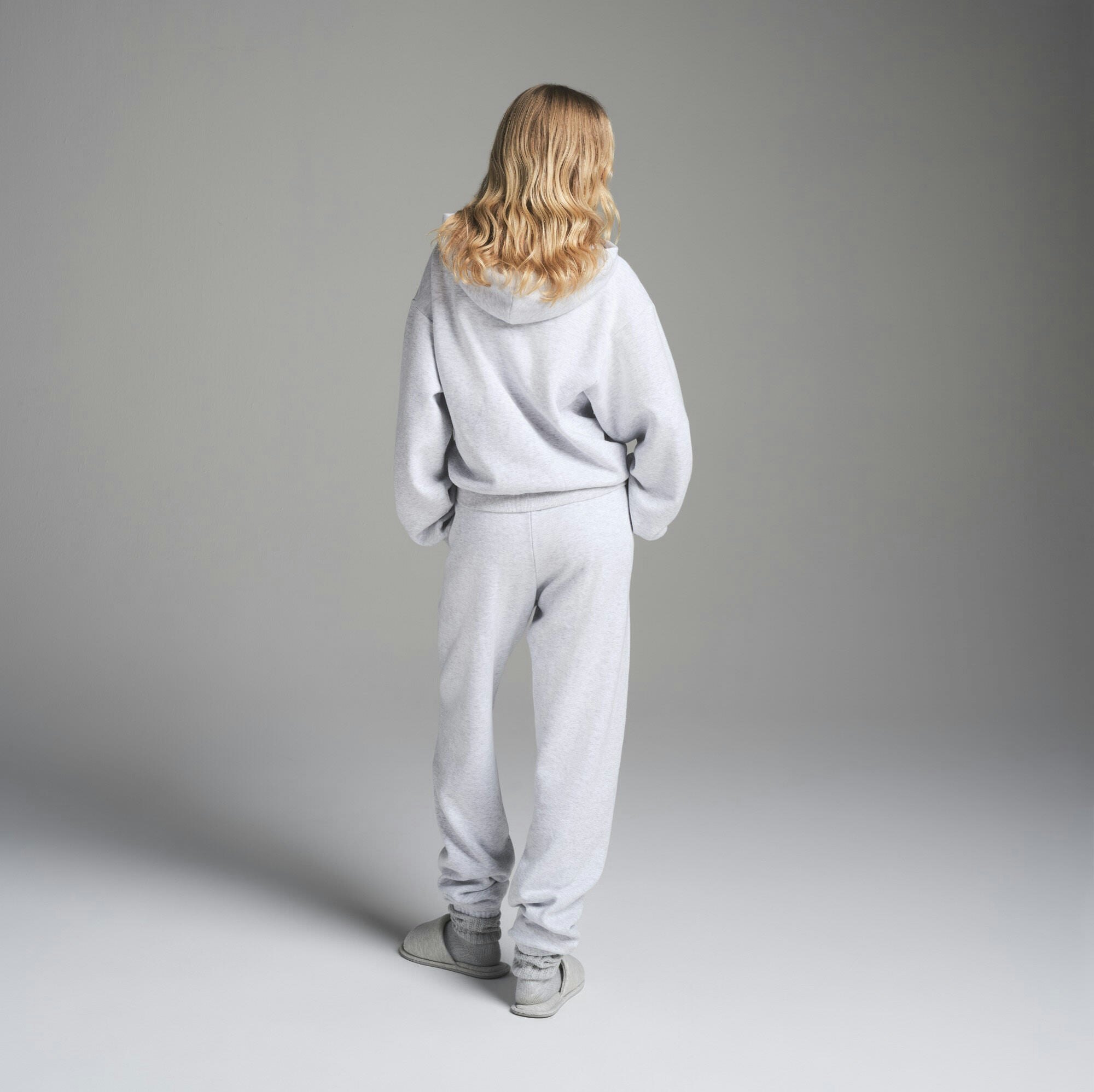 COTTON FLEECE CLASSIC JOGGER | LIGHT HEATHER GREY ON A MODEL FRONT VIEW | FOCUS: 0.0, 1.0, 0.9
