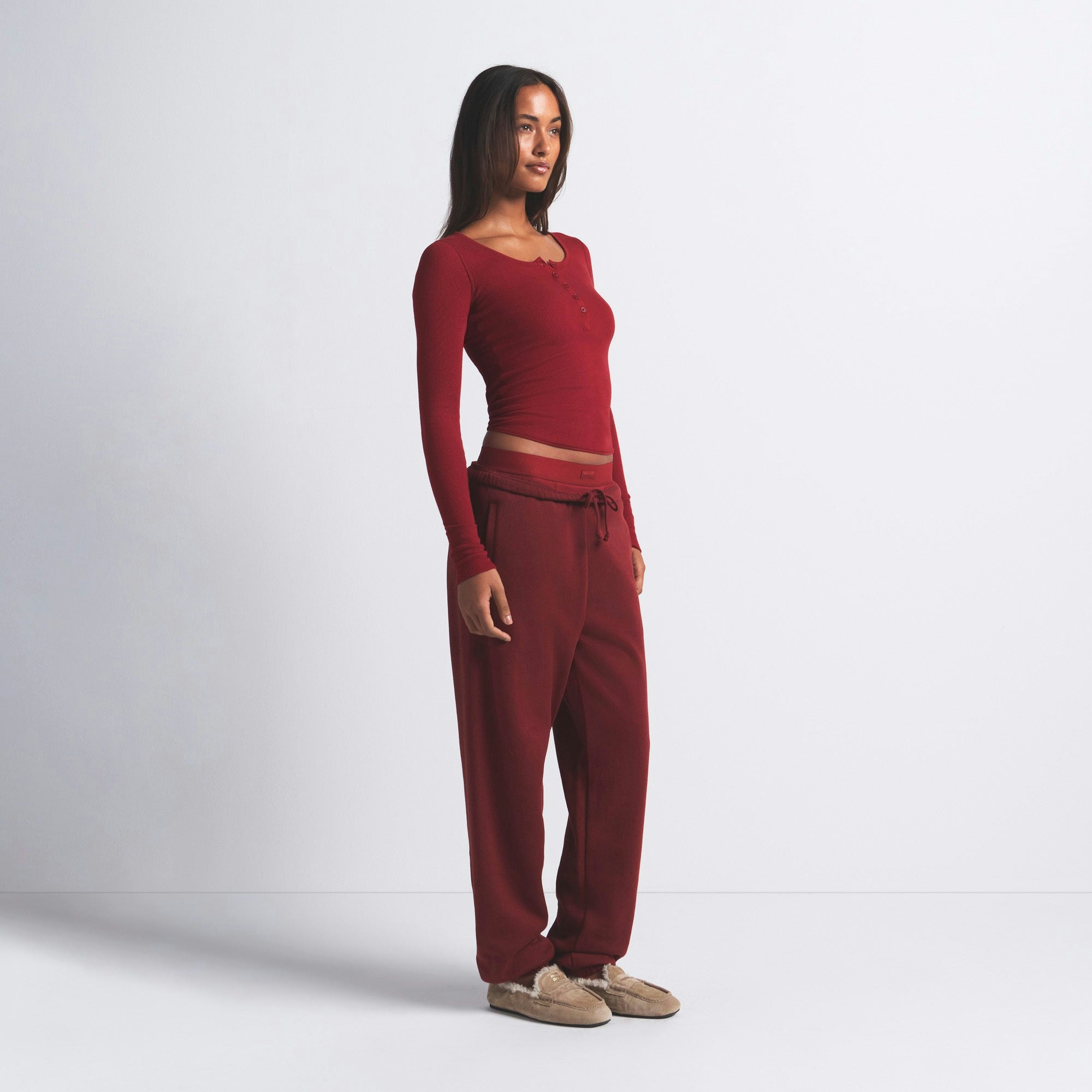 COTTON FLEECE CLASSIC JOGGER | MERLOT ON A MODEL SIDE VIEW @ | FOCUS: 0.0, 1.0, 0.9