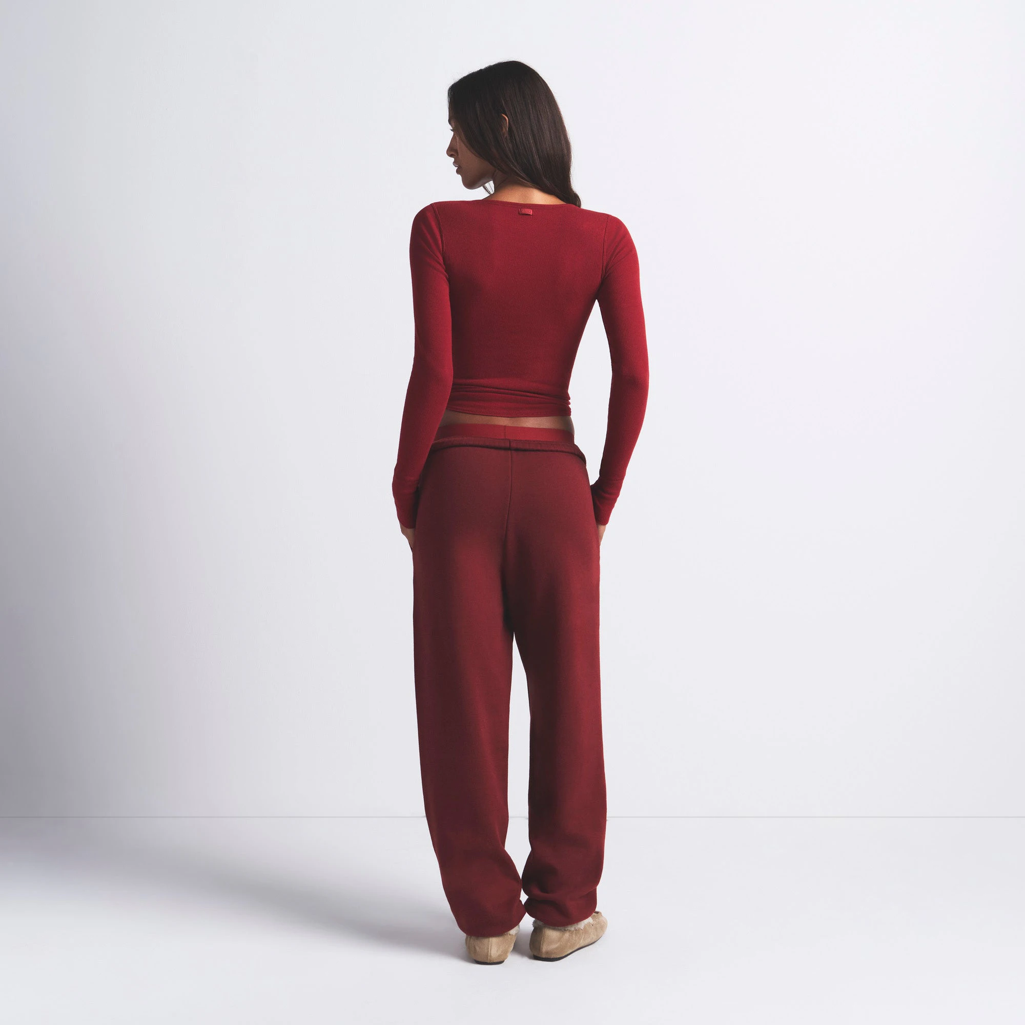 COTTON FLEECE CLASSIC JOGGER | MERLOT ON A MODEL BACK VIEW @ | FOCUS: 0.0, 1.0, 0.9