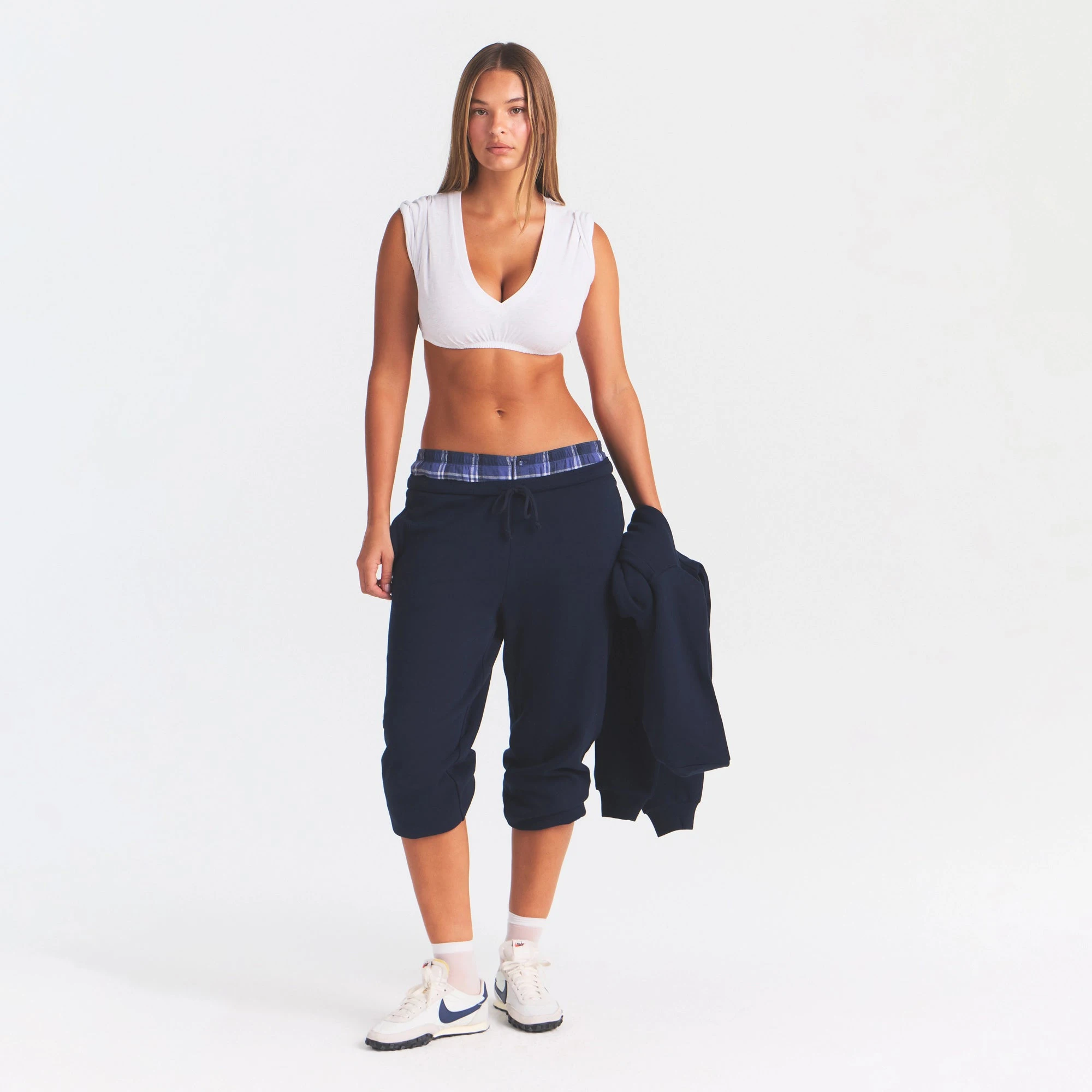 COTTON FLEECE CLASSIC JOGGER | NAVY ON A MODEL SIDE VIEW @ | FOCUS: 0.0, 1.0, 0.9