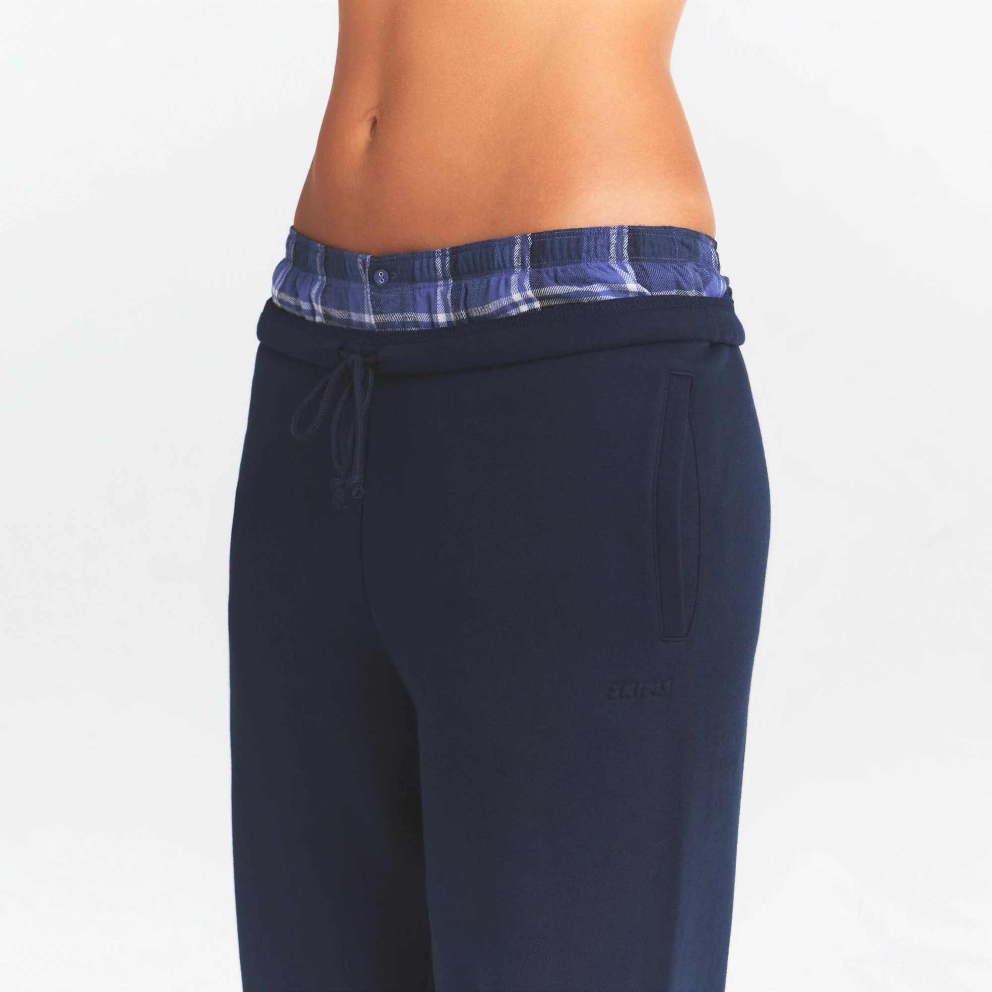 COTTON FLEECE CLASSIC JOGGER | NAVY ON A MODEL SIDE VIEW @ | FOCUS: 0.0, 1.0, 0.9