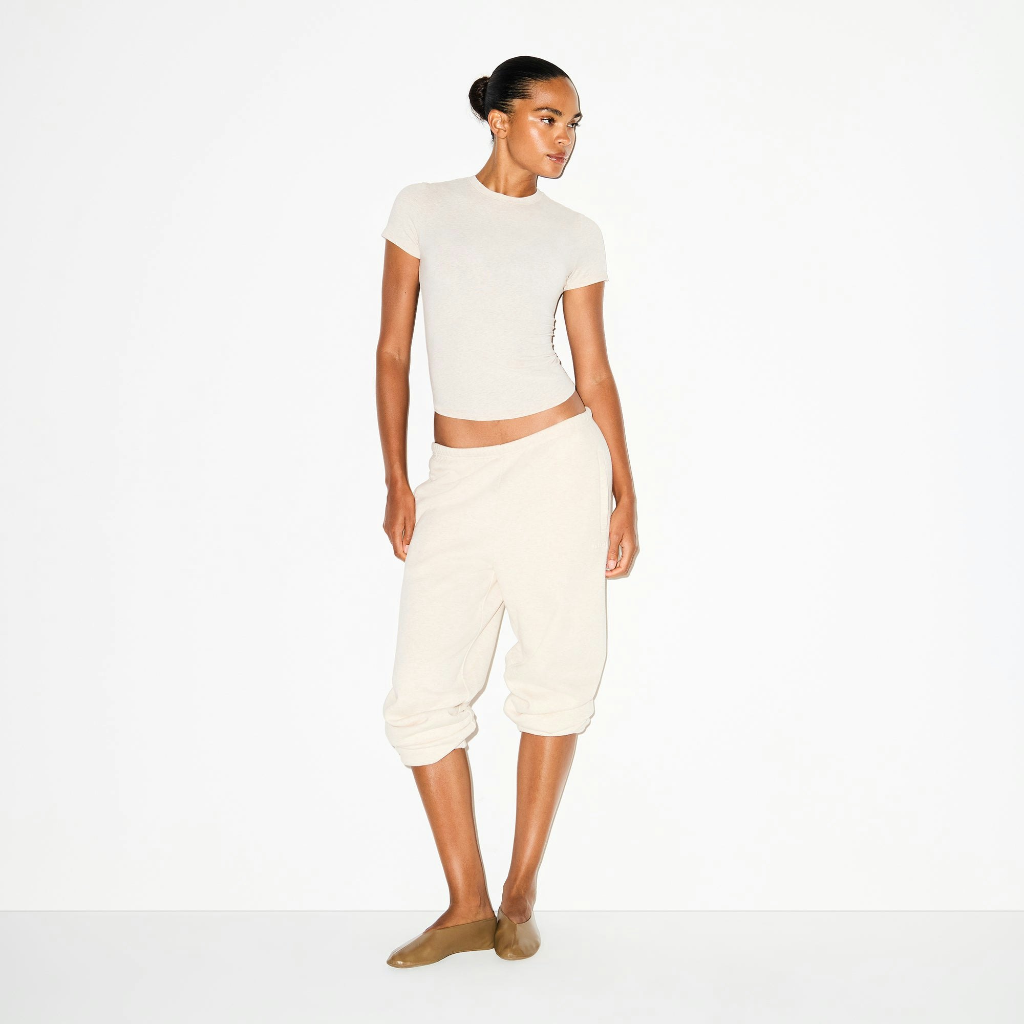 COTTON FLEECE CLASSIC JOGGER | OATMEAL HEATHER ON A MODEL FRONT VIEW @ | FOCUS: 0.0, 1.0, 0.9