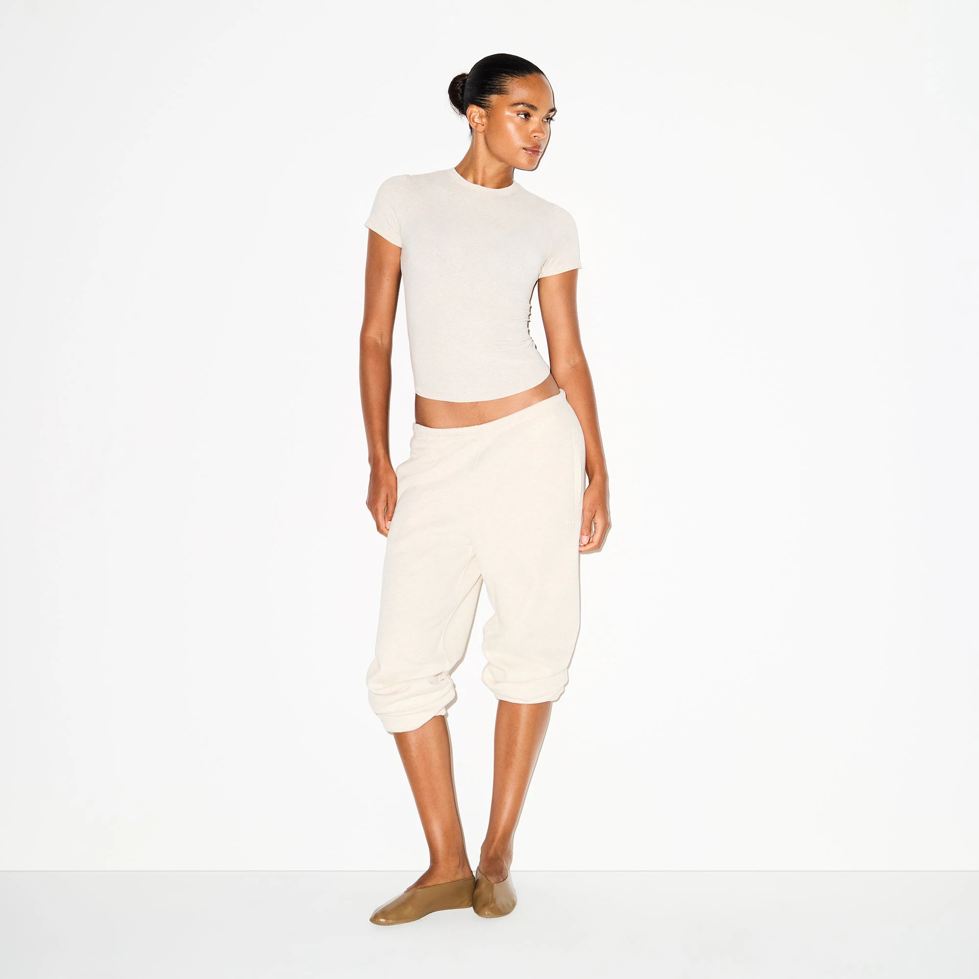 COTTON FLEECE CLASSIC JOGGER | OATMEAL HEATHER ON A MODEL FRONT VIEW @ | FOCUS: 0.0, 1.0, 0.9