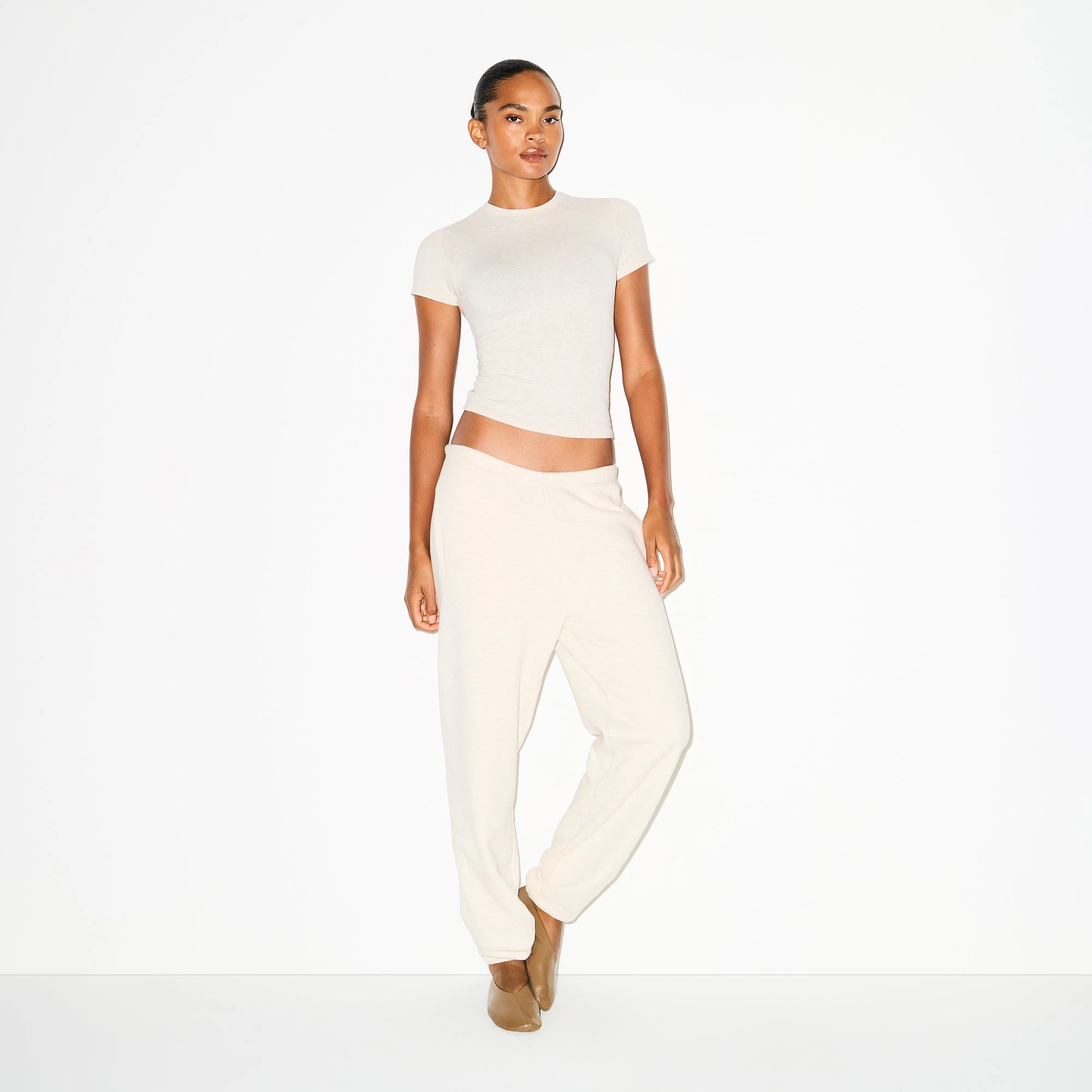 COTTON FLEECE CLASSIC JOGGER | OATMEAL HEATHER ON A MODEL FRONT VIEW @ | FOCUS: 0.0, 1.0, 0.9