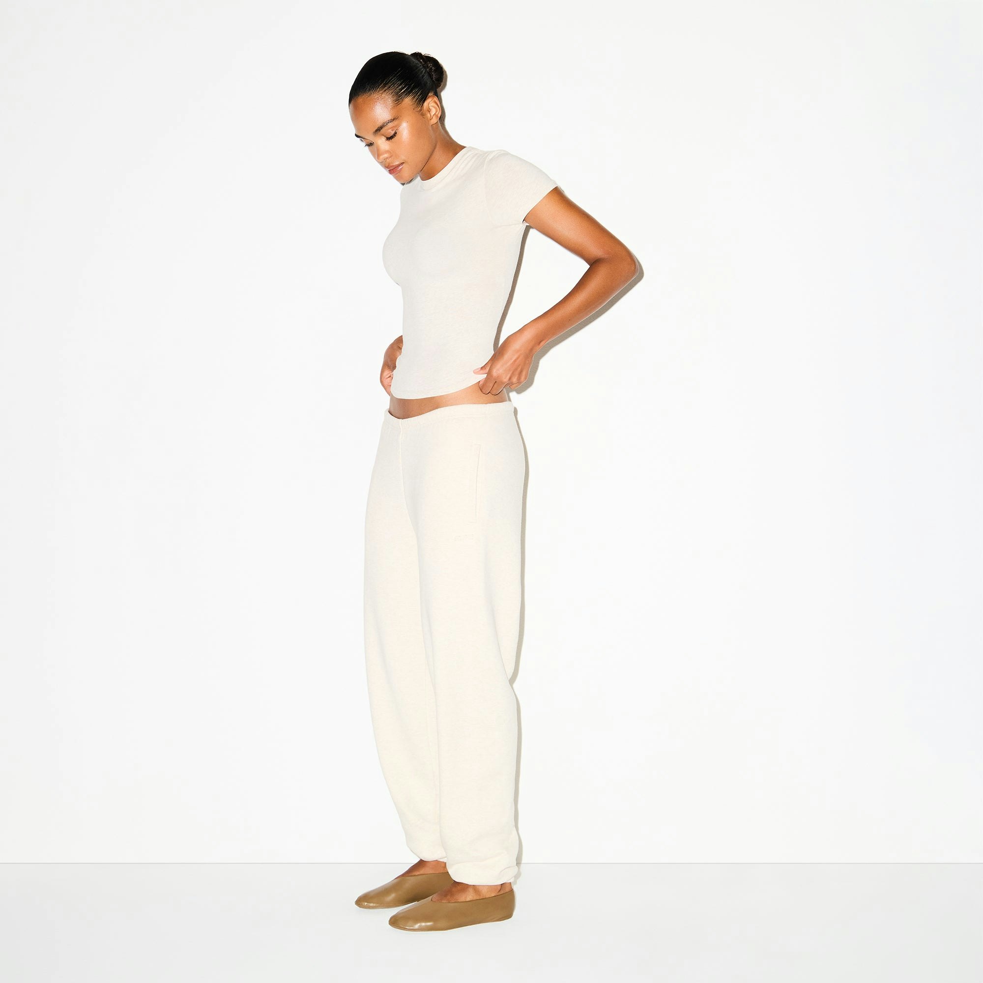 COTTON FLEECE CLASSIC JOGGER | OATMEAL HEATHER ON A MODEL SIDE VIEW @ | FOCUS: 0.0, 1.0, 0.9