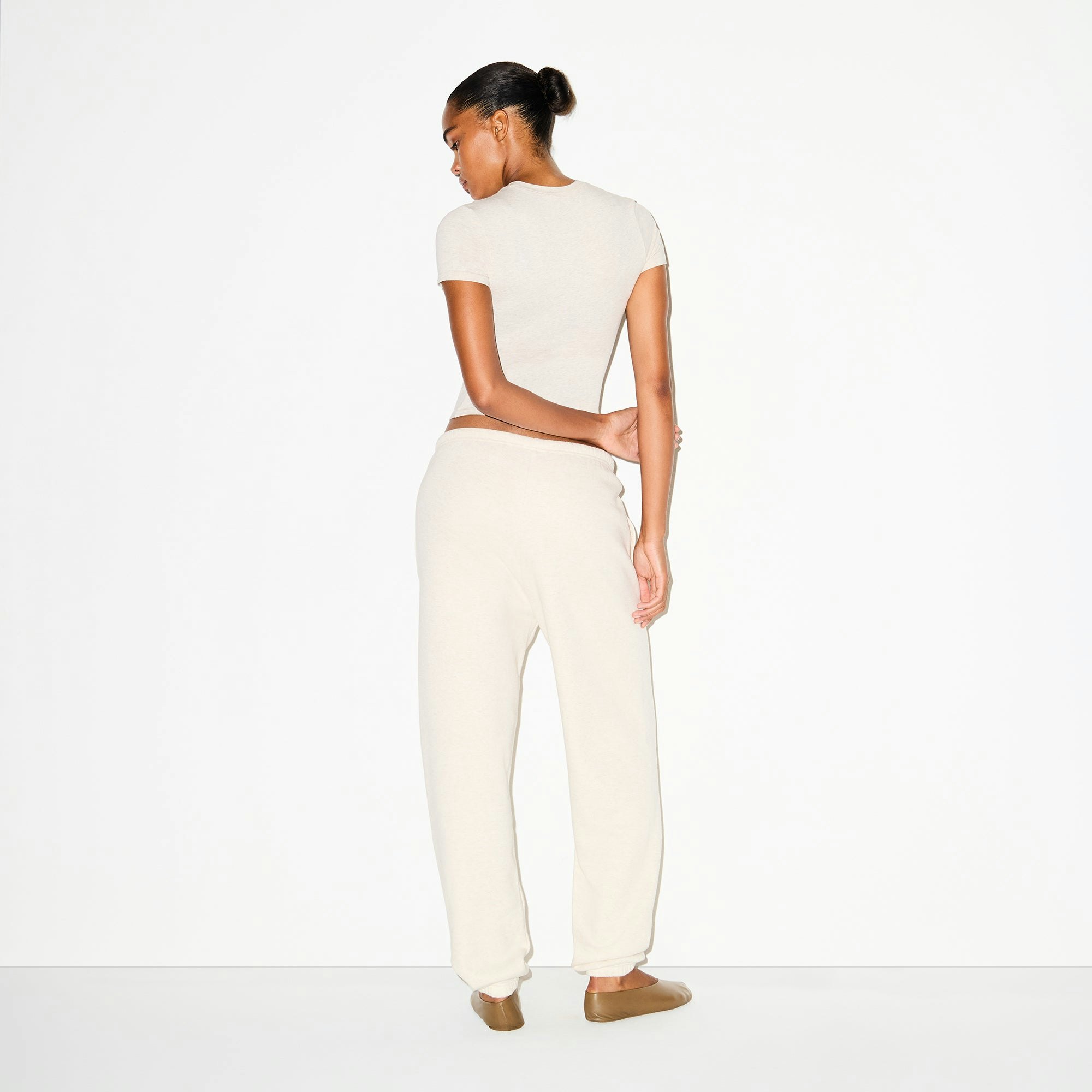 COTTON FLEECE CLASSIC JOGGER | OATMEAL HEATHER ON A MODEL BACK VIEW @ | FOCUS: 0.0, 1.0, 0.9