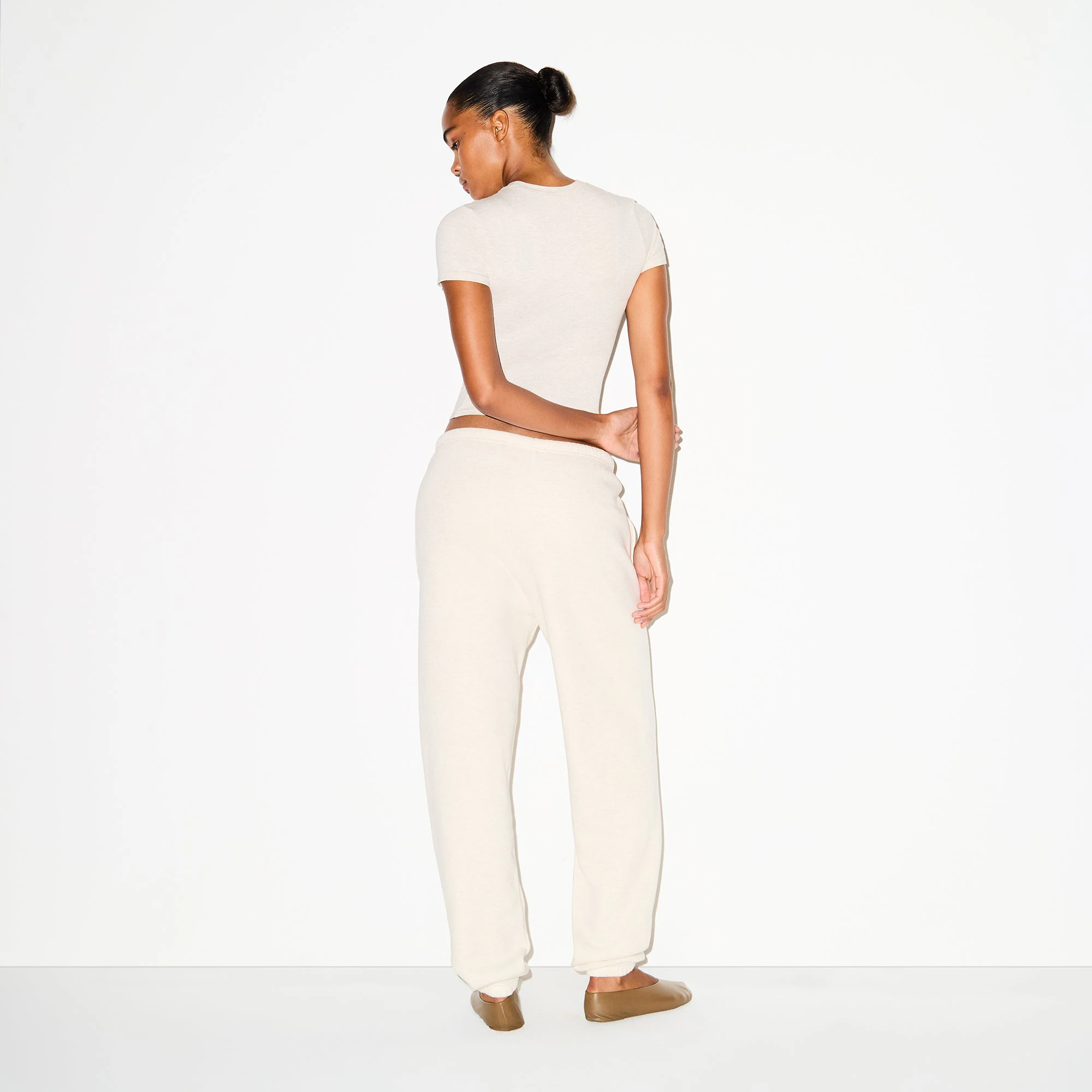 COTTON FLEECE CLASSIC JOGGER | OATMEAL HEATHER ON A MODEL BACK VIEW @ | FOCUS: 0.0, 1.0, 0.9