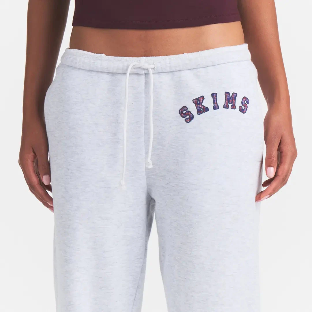 COTTON FLEECE CLASSIC JOGGER | LIGHT HEATHER GREY ARCHED SKIMS PLAID & LAYS FLAT ON A WHITE BACKGROUND | FLT