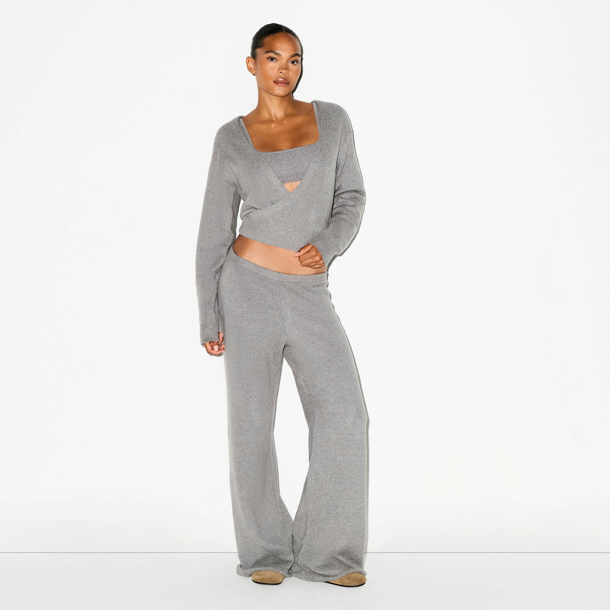 TEXTURED KNIT RELAXED PANT | DARK HEATHER GREY ON A MODEL FRONT VIEW @ | FOCUS: 0.0, 1.0, 0.9