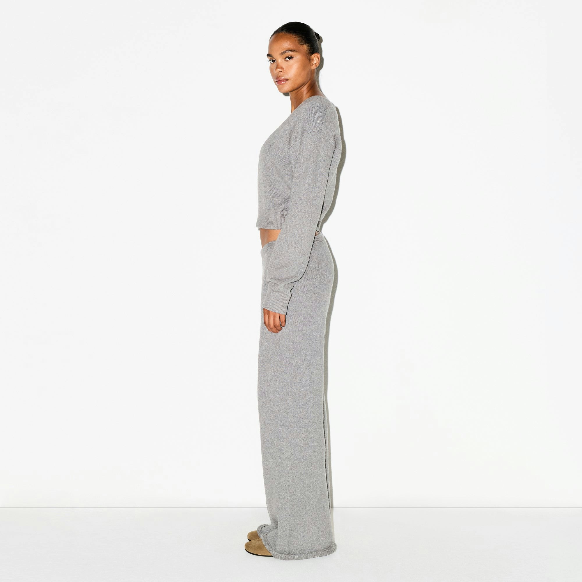 TEXTURED KNIT RELAXED PANT | DARK HEATHER GREY ON A MODEL FRONT VIEW @ | FOCUS: 0.0, 1.0, 0.9
