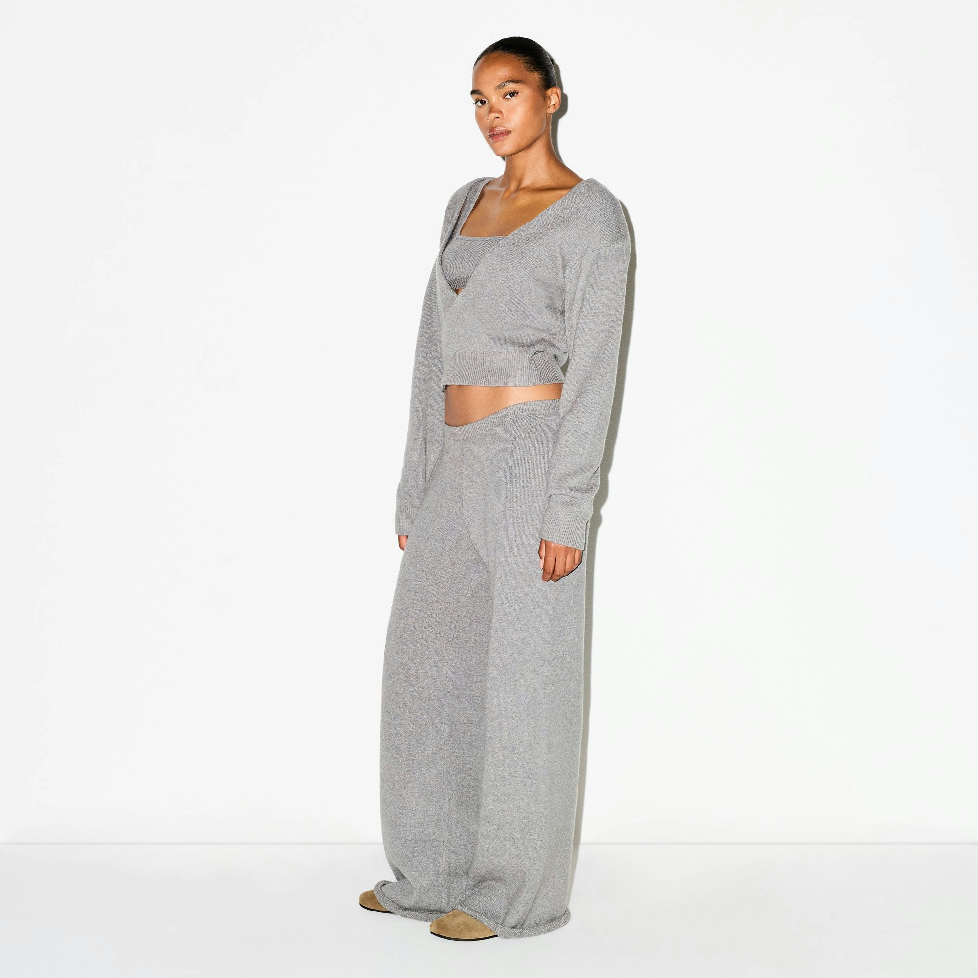 TEXTURED KNIT RELAXED PANT | DARK HEATHER GREY ON A MODEL FRONT VIEW @ | FOCUS: 0.0, 1.0, 0.9