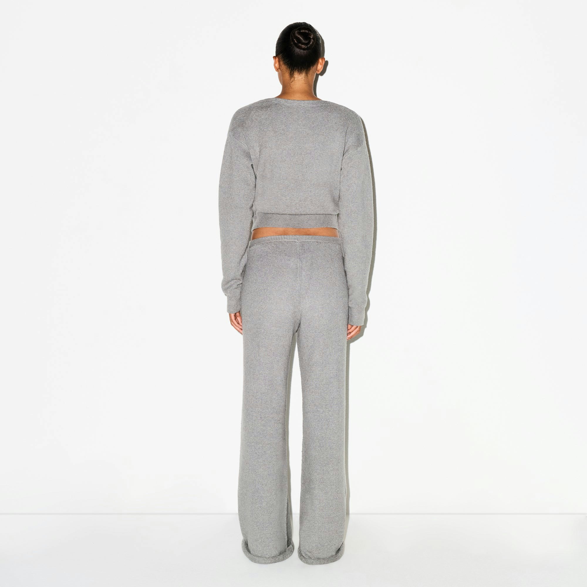 TEXTURED KNIT RELAXED PANT | DARK HEATHER GREY ON A MODEL FRONT VIEW @ | FOCUS: 0.0, 1.0, 0.9