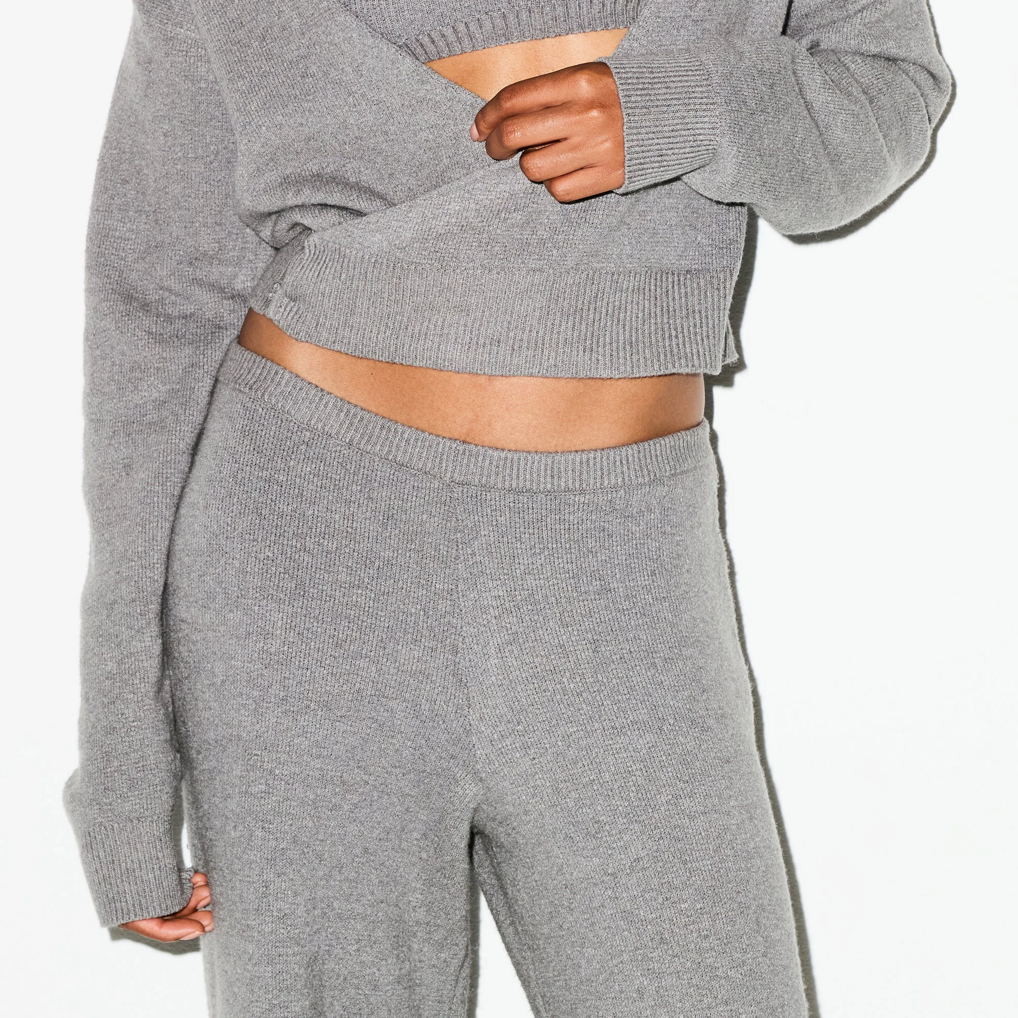 TEXTURED KNIT RELAXED PANT | DARK HEATHER GREY ON A MODEL SIDE VIEW @ | FOCUS: 0.0, 1.0, 0.9