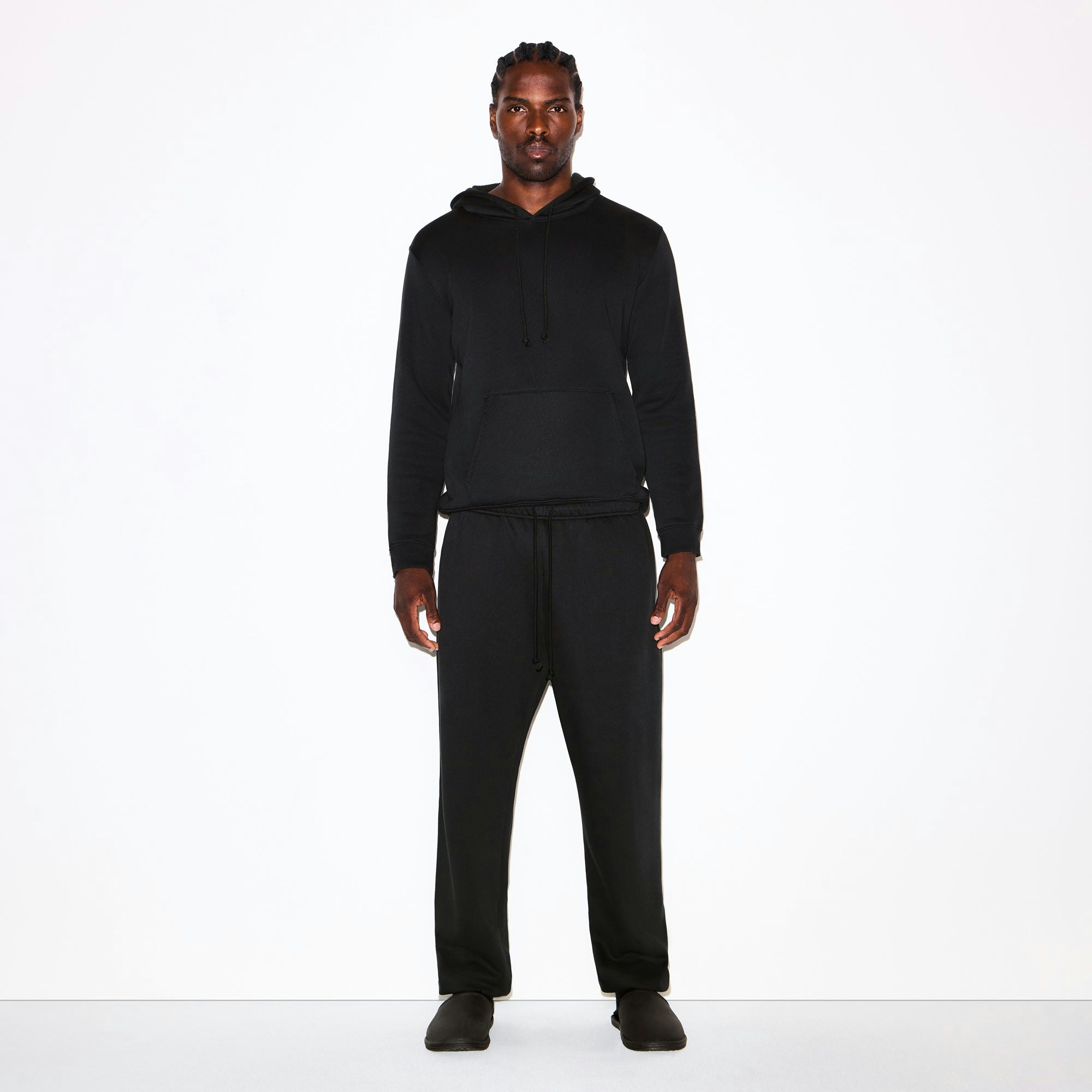 FLEECE LOUNGE MENS RELAXED JOGGER | WASHED ONYX ON A MODEL FRONT VIEW @ | FOCUS: 0.0, 1.0, 0.9