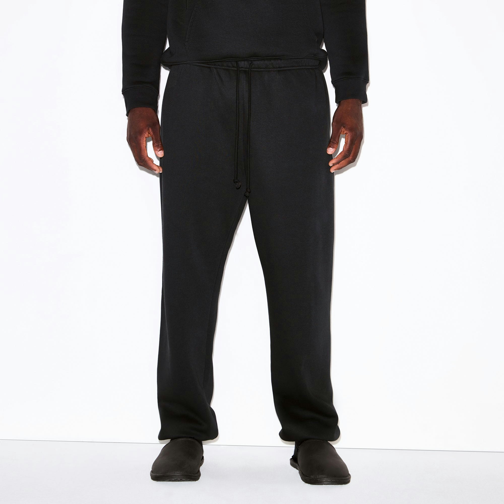 FLEECE LOUNGE MENS RELAXED JOGGER | WASHED ONYX ON A MODEL SIDE VIEW @ | FOCUS: 0.0, 1.0, 0.9