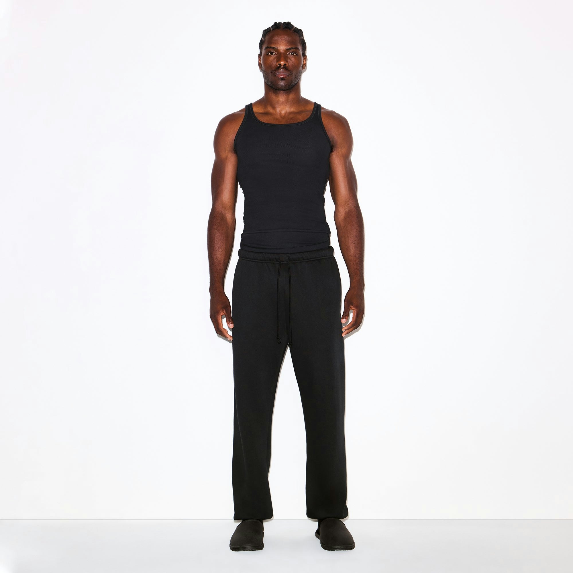 FLEECE LOUNGE MENS RELAXED JOGGER | WASHED ONYX ON A MODEL FRONT VIEW @ | FOCUS: 0.0, 1.0, 0.9