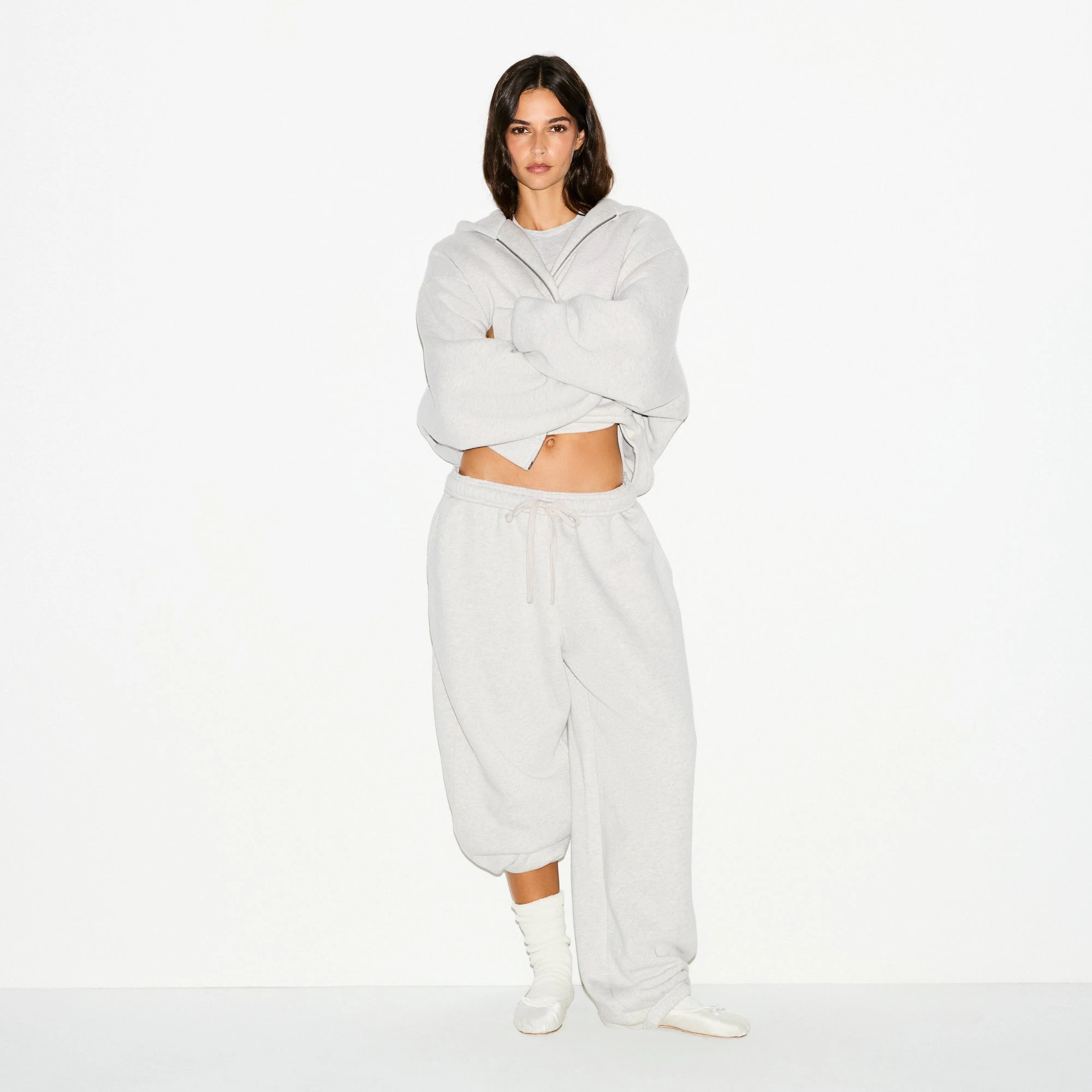 HEAVYWEIGHT FLEECE OVERSIZED JOGGER | HEATHER GREY ON A MODEL FRONT VIEW @ | FOCUS: 0.0, 1.0, 0.9