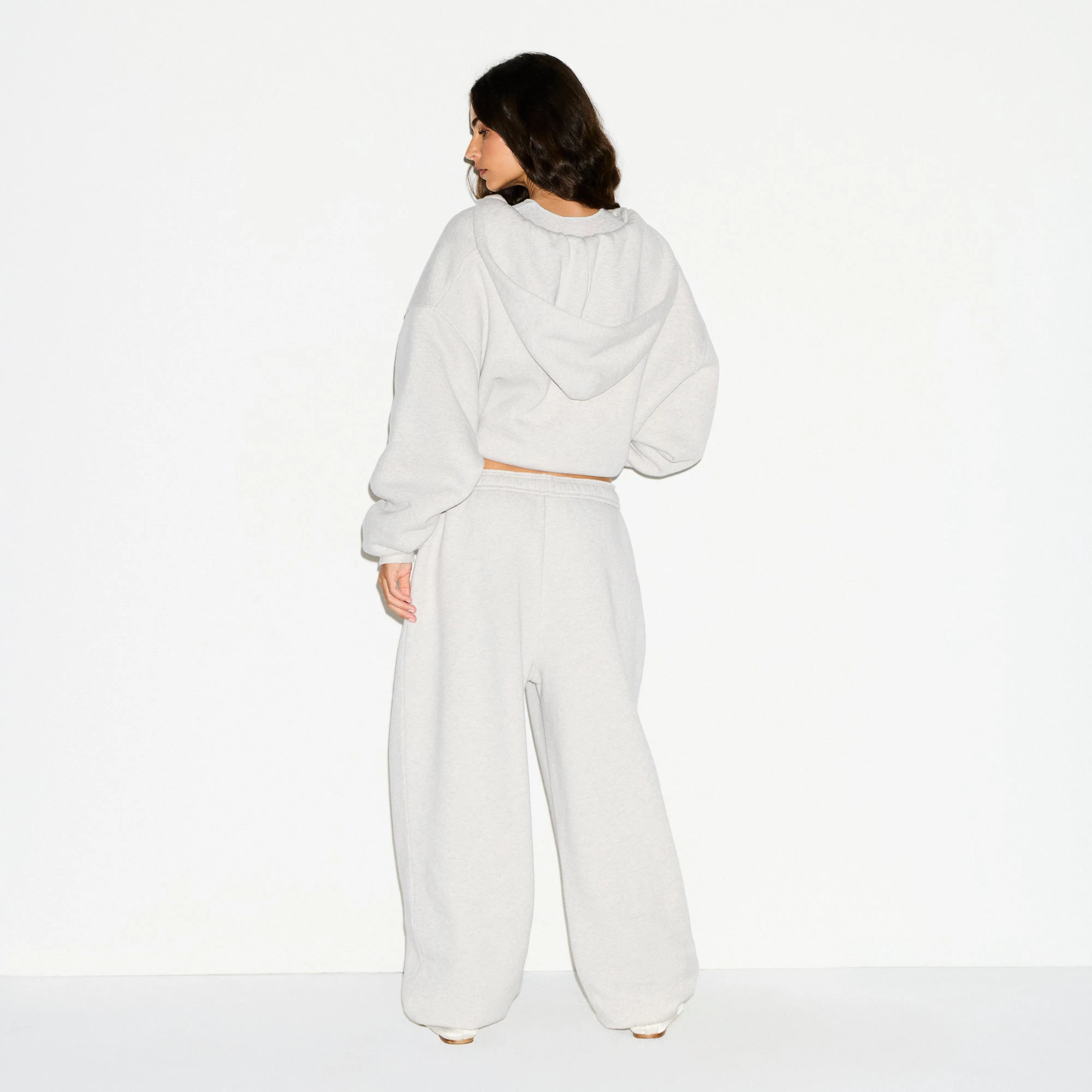HEAVYWEIGHT FLEECE OVERSIZED JOGGER | HEATHER GREY ON A MODEL FRONT VIEW @ | FOCUS: 0.0, 1.0, 0.9