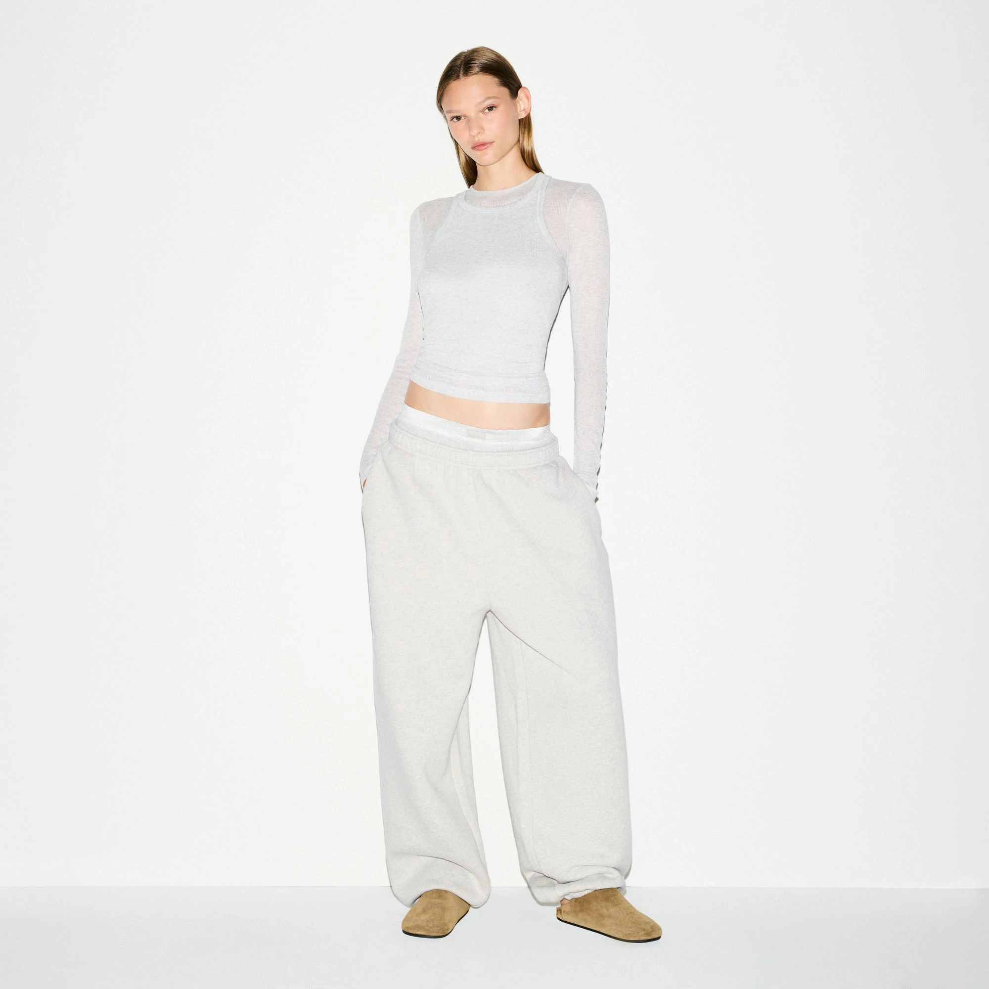 HEAVYWEIGHT FLEECE OVERSIZED JOGGER | HEATHER GREY ON A MODEL FRONT VIEW @ | FOCUS: 0.0, 1.0, 0.9