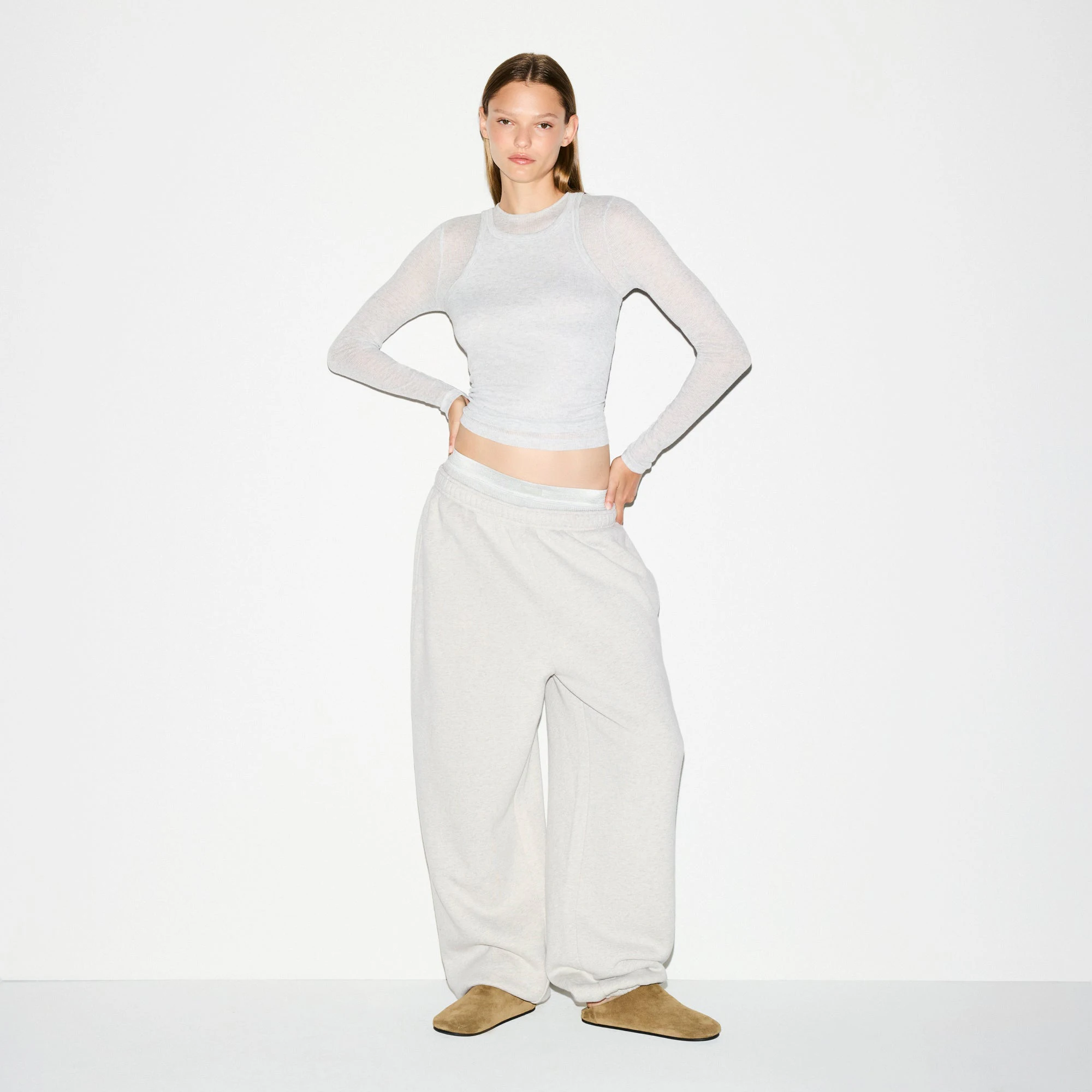 HEAVYWEIGHT FLEECE OVERSIZED JOGGER | HEATHER GREY ON A MODEL FRONT VIEW @ | FOCUS: 0.0, 1.0, 0.9