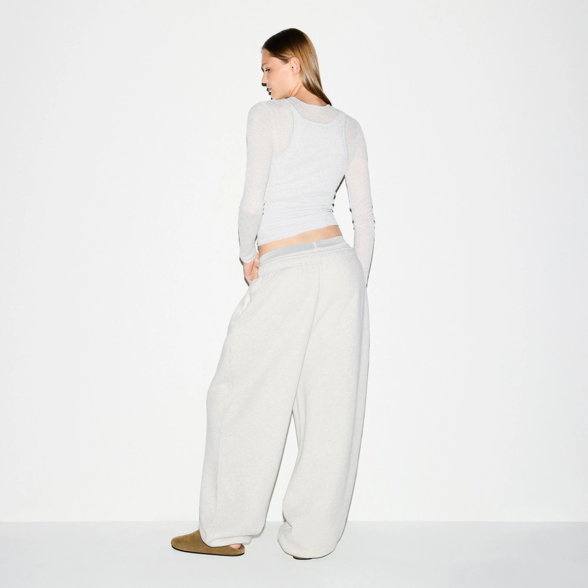 HEAVYWEIGHT FLEECE OVERSIZED JOGGER | HEATHER GREY ON A MODEL FRONT VIEW @ | FOCUS: 0.0, 1.0, 0.9