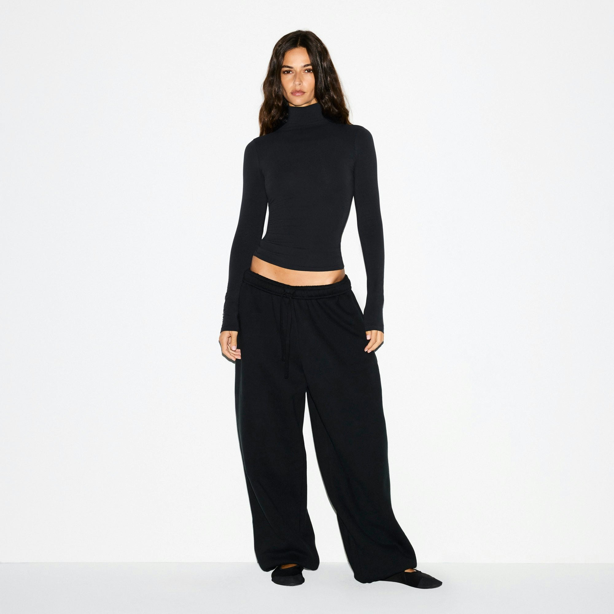 HEAVYWEIGHT FLEECE OVERSIZED JOGGER | ONYX ON A MODEL FRONT VIEW @ | FOCUS: 0.0, 1.0, 0.9