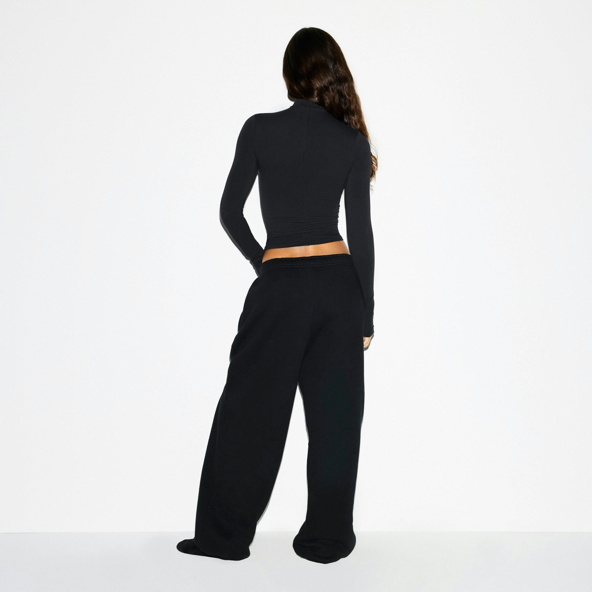 HEAVYWEIGHT FLEECE OVERSIZED JOGGER | ONYX ON A MODEL FRONT VIEW @ | FOCUS: 0.0, 1.0, 0.9