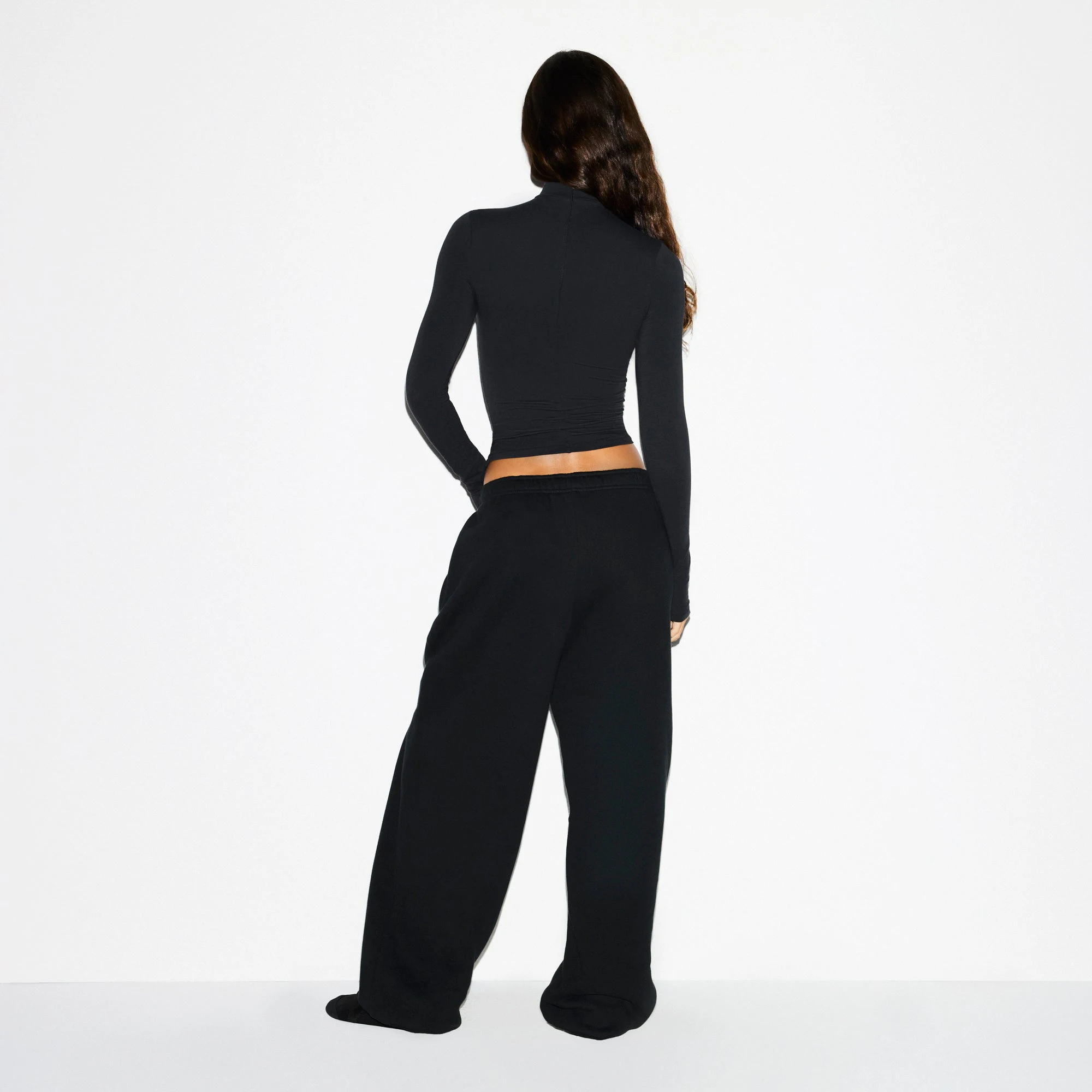 HEAVYWEIGHT FLEECE OVERSIZED JOGGER | ONYX ON A MODEL FRONT VIEW @ | FOCUS: 0.0, 1.0, 0.9