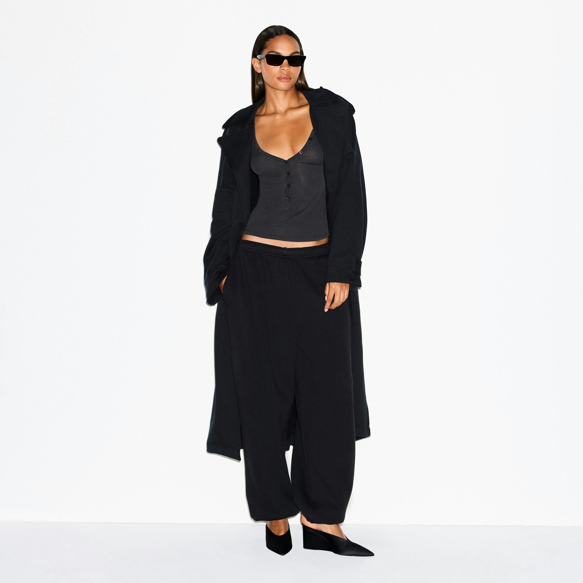 HEAVYWEIGHT FLEECE OVERSIZED JOGGER | ONYX ON A MODEL FRONT VIEW @ | FOCUS: 0.0, 1.0, 0.9