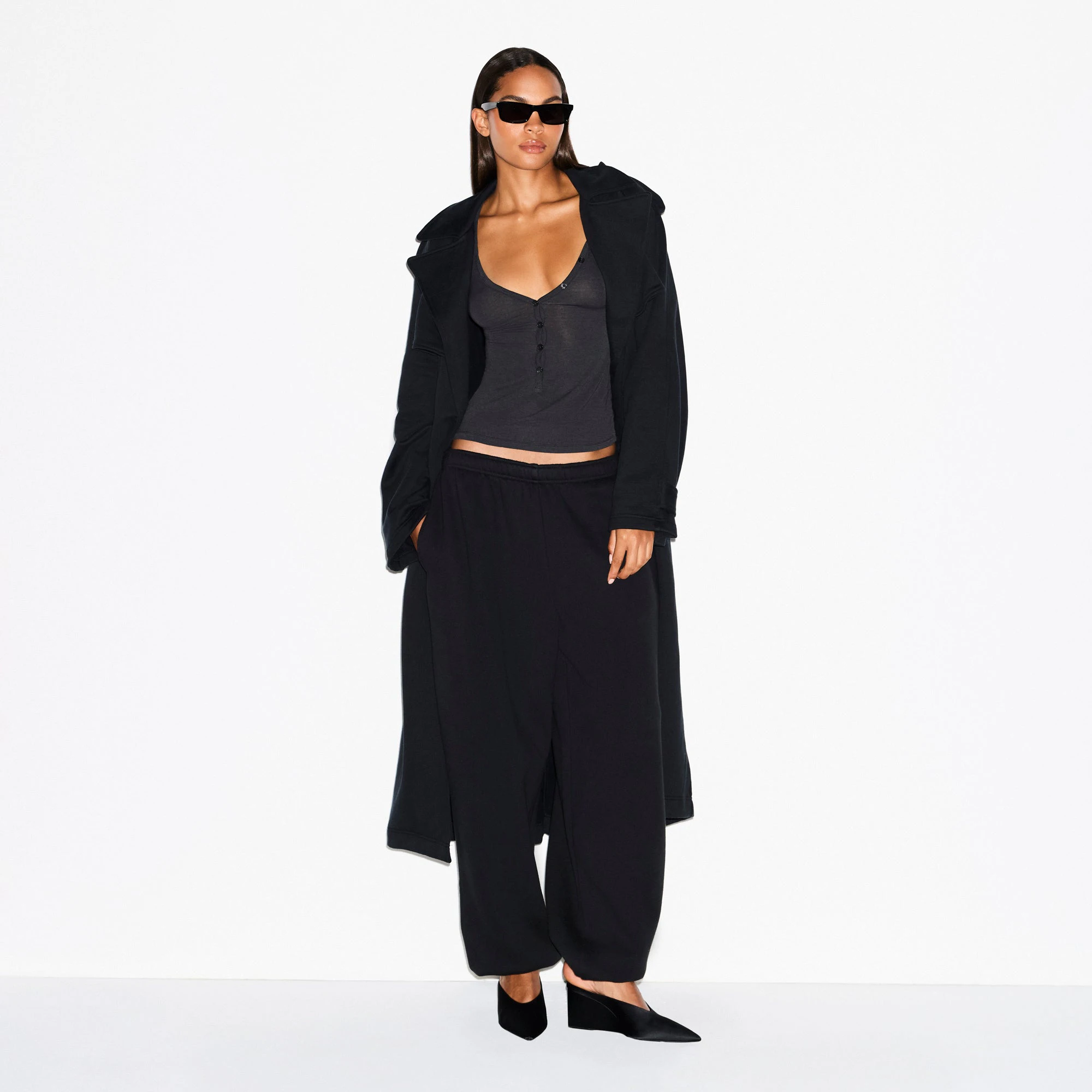 HEAVYWEIGHT FLEECE OVERSIZED JOGGER | ONYX ON A MODEL FRONT VIEW @ | FOCUS: 0.0, 1.0, 0.9