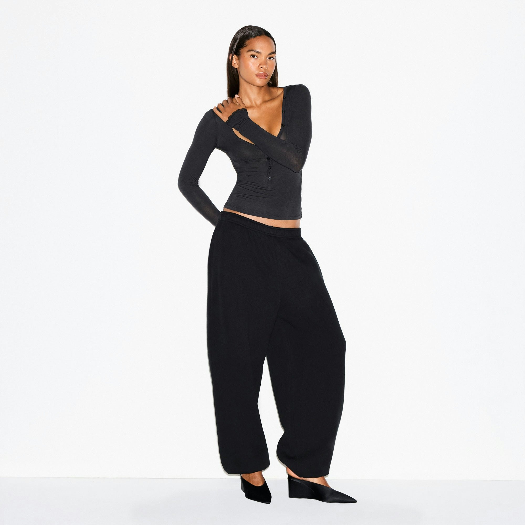 HEAVYWEIGHT FLEECE OVERSIZED JOGGER | ONYX ON A MODEL FRONT VIEW @ | FOCUS: 0.0, 1.0, 0.9