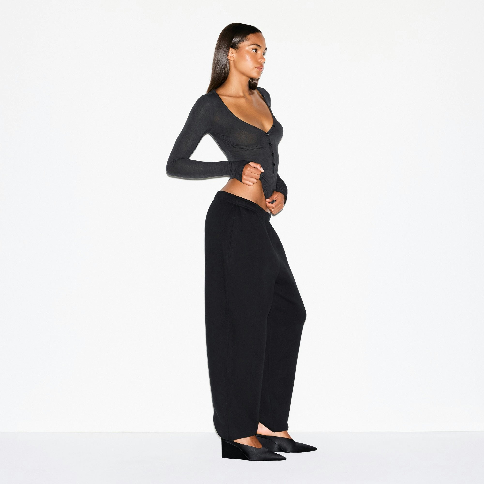 HEAVYWEIGHT FLEECE OVERSIZED JOGGER | ONYX ON A MODEL FRONT VIEW @ | FOCUS: 0.0, 1.0, 0.9