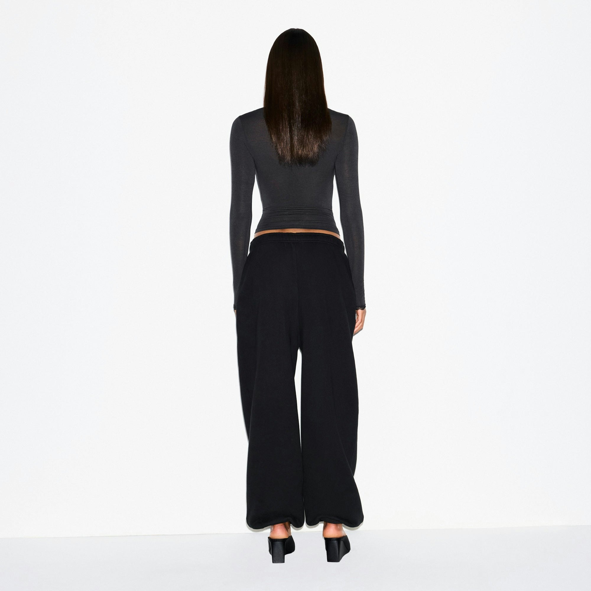 HEAVYWEIGHT FLEECE OVERSIZED JOGGER | ONYX ON A MODEL FRONT VIEW @ | FOCUS: 0.0, 1.0, 0.9