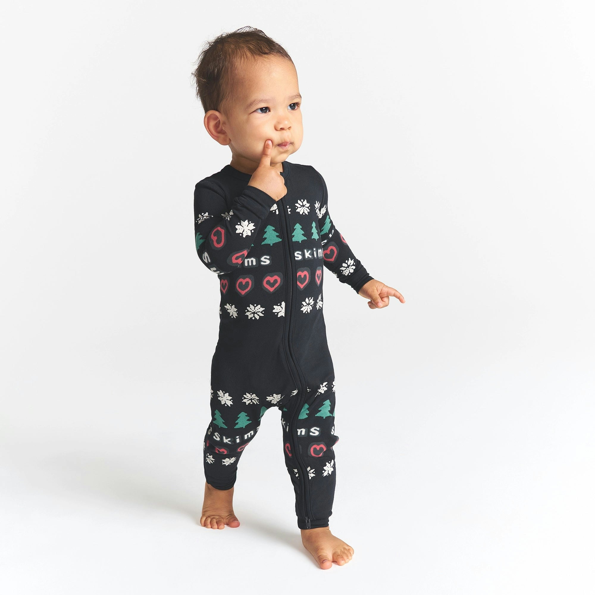 CACTUS PLANT FLEA MARKET X SKIMS SKIMS SLEEP BABY ONESIE | ONYX PINE FAIR ISLE ON A MODEL FRONT VIEW @ | FOCUS: 0.0, 1.0, 0.9