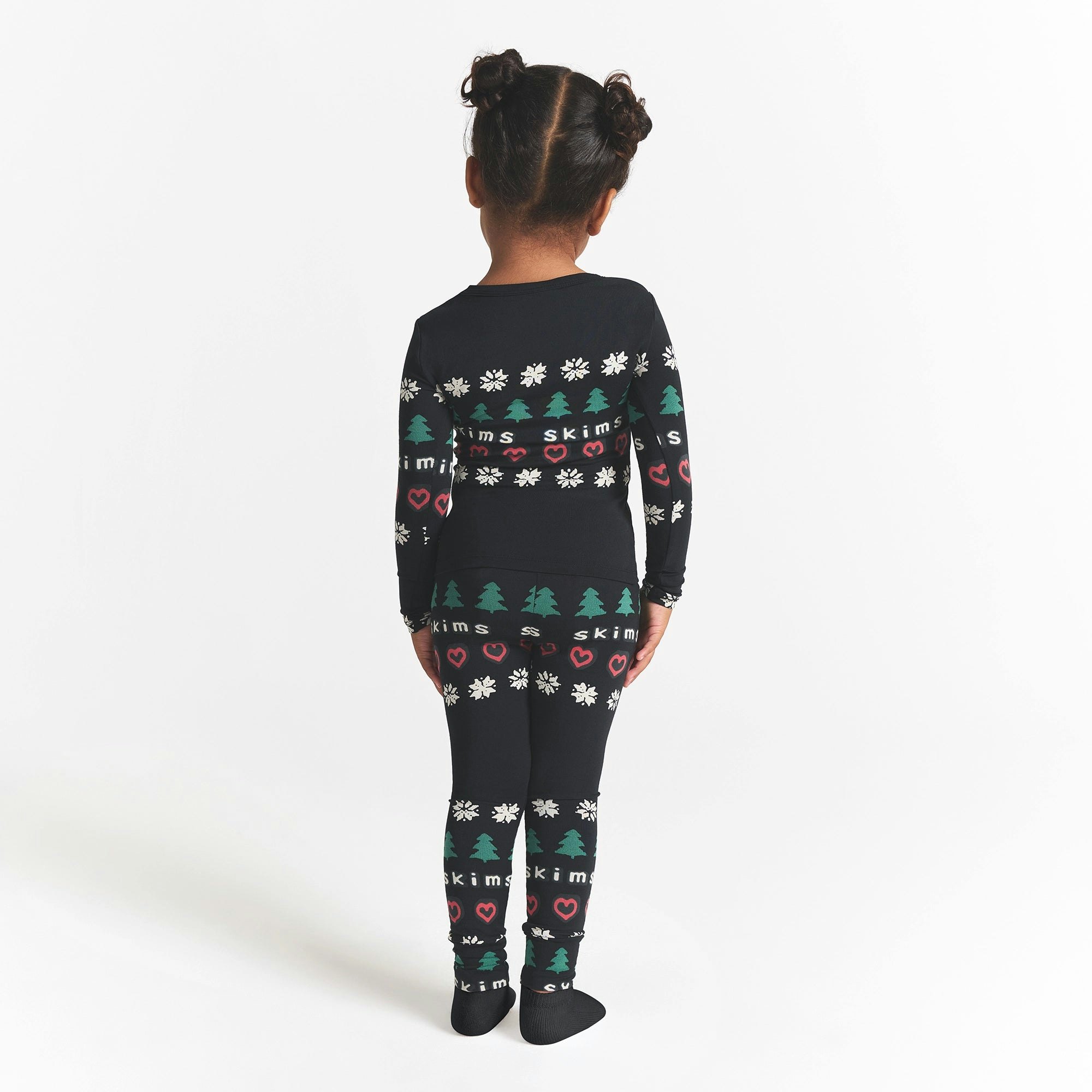 CACTUS PLANT FLEA MARKET X SKIMS SKIMS SLEEP KIDS SET | ONYX PINE FAIR ISLE ON A MODEL BACK VIEW @ | FOCUS: 0.0, 1.0, 0.9