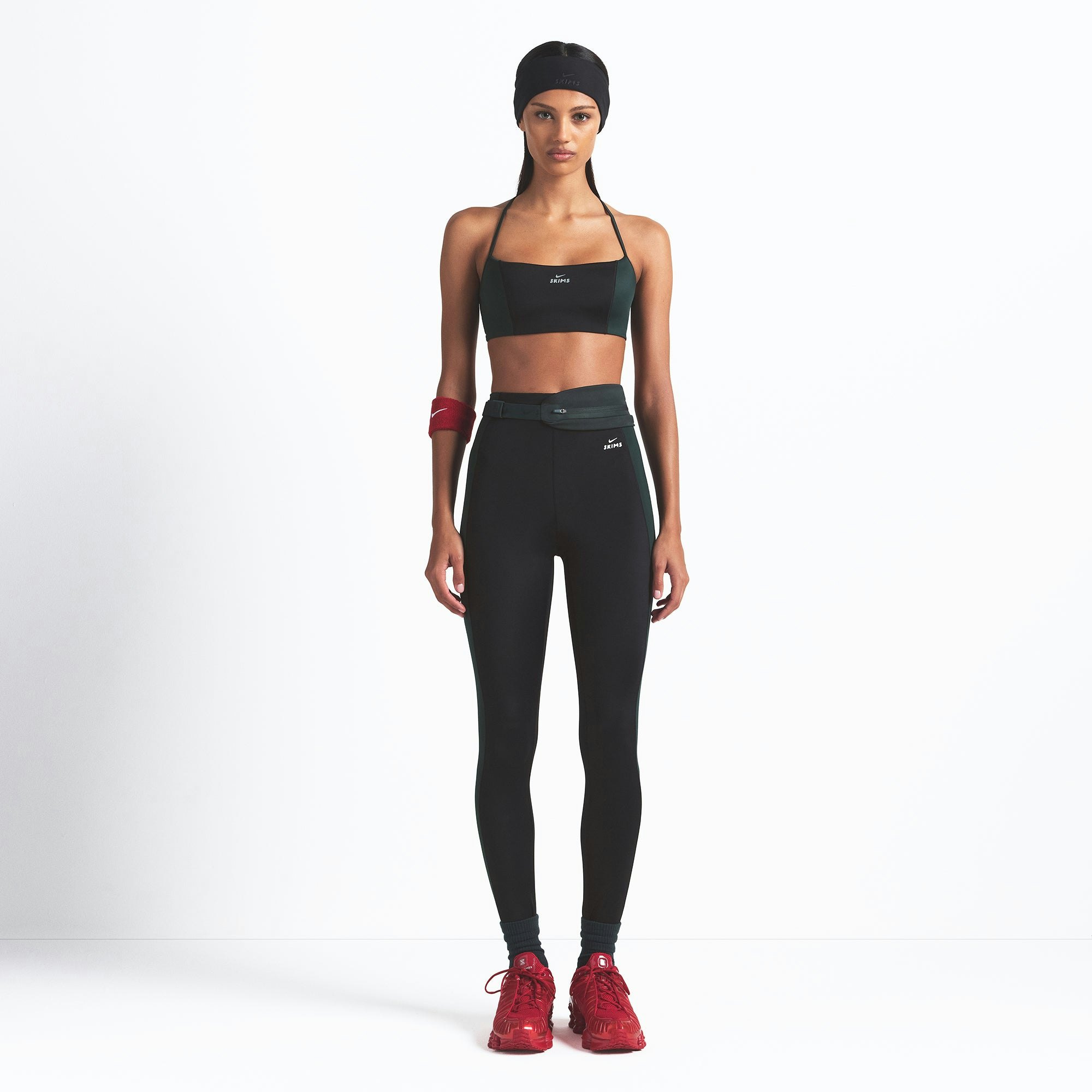 NikeSKIMS SHINE DRAWCORD STIRRUP 26" LEGGING | OBSIDIAN AND DARK TEAL ON A MODEL FRONT VIEW @ | FOCUS: 0.0, 1.0, 0.9