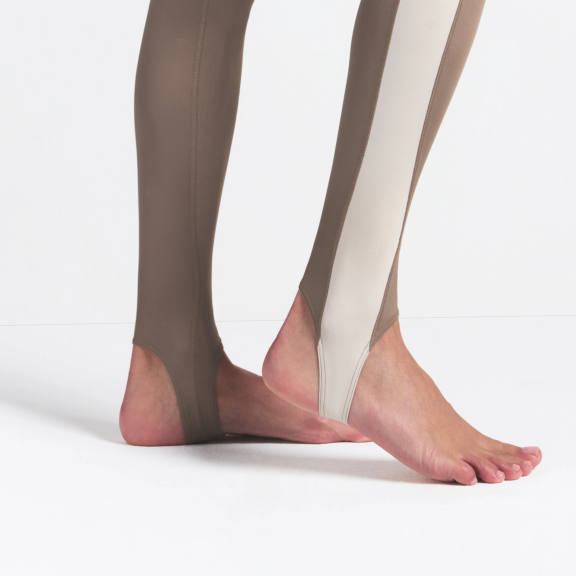 NikeSKIMS SHINE DRAWCORD STIRRUP 26" LEGGING | TRUFFLE AND STONE ON A MODEL SIDE VIEW @ | FOCUS: 0.0, 1.0, 0.9