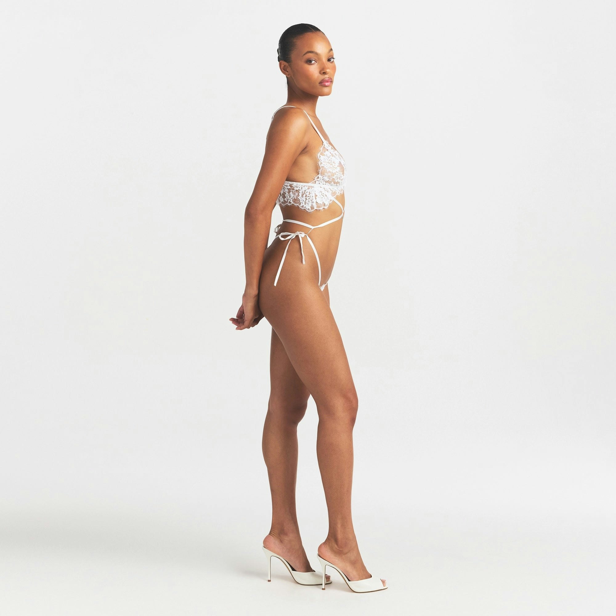 SKIMS LACE CROTCHLESS TEDDY | SNOW ON A MODEL FRONT VIEW @ | FOCUS: 0.0, 1.0, 0.9