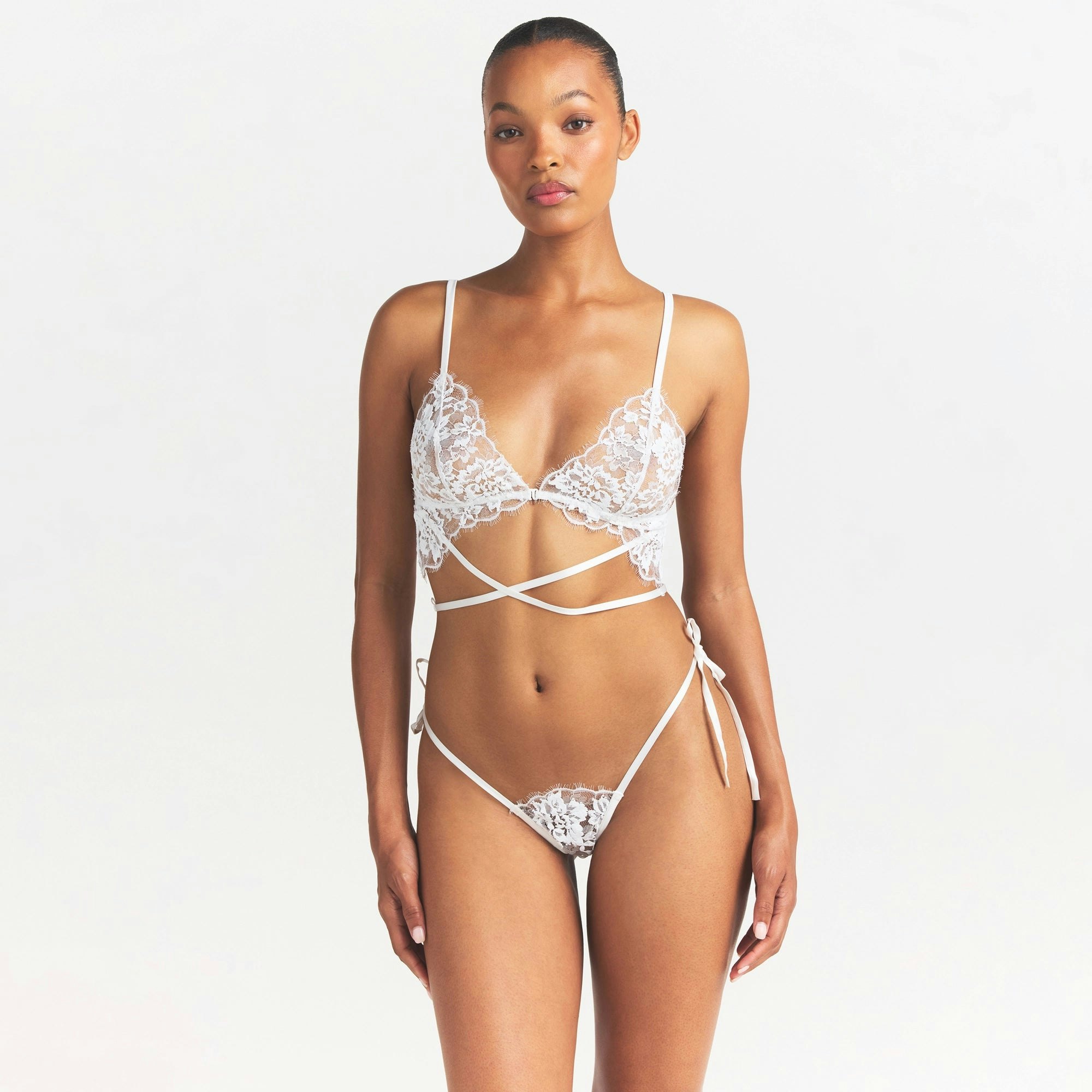 SKIMS LACE CROTCHLESS TEDDY | SNOW ON A MODEL SIDE VIEW @ | FOCUS: 0.0, 1.0, 0.9