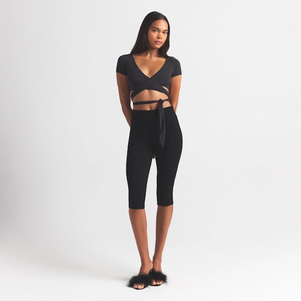 FITS EVERYBODY WRAP SUPER CROPPED T-SHIRT | ONYX ON A MODEL FRONT VIEW @ | FOCUS: 0.0, 1.0, 0.9