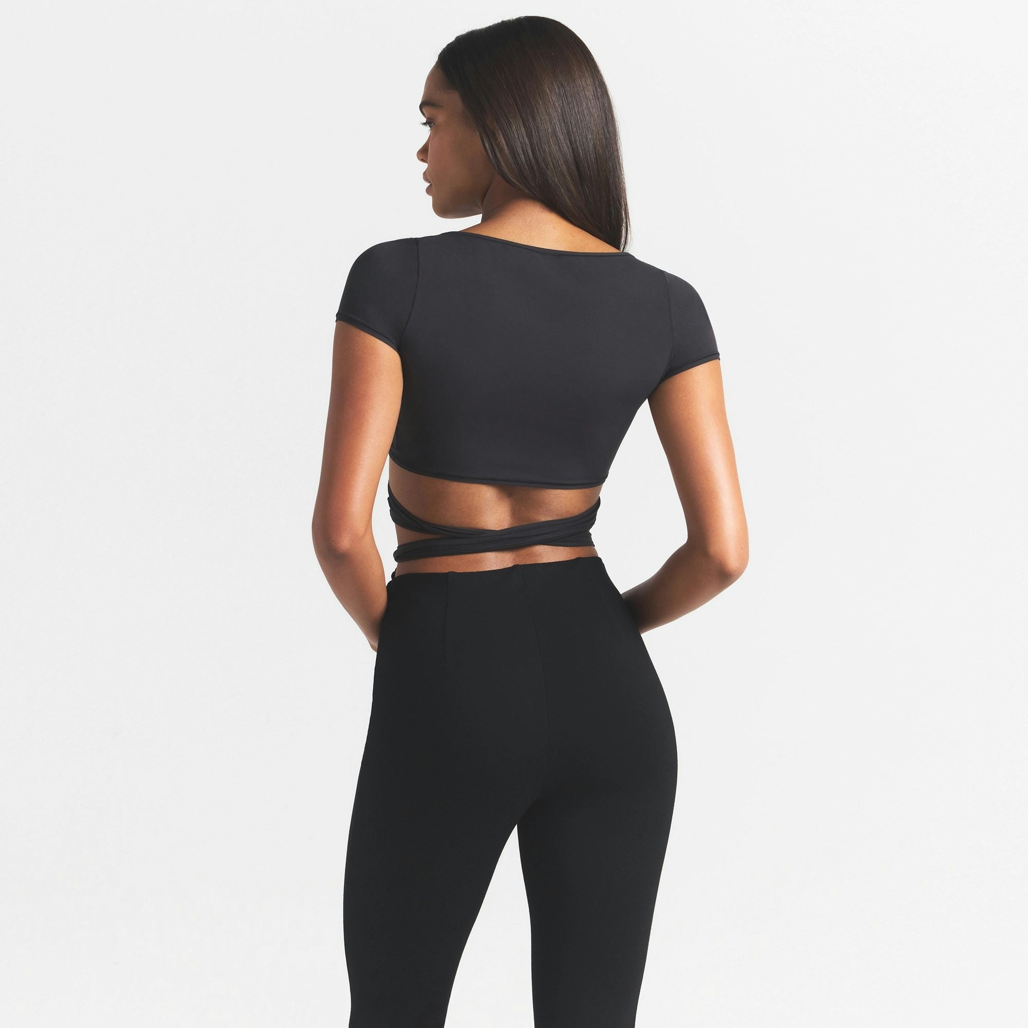 FITS EVERYBODY WRAP SUPER CROPPED T-SHIRT | ONYX ON A MODEL SIDE VIEW @ | FOCUS: 0.0, 1.0, 0.9