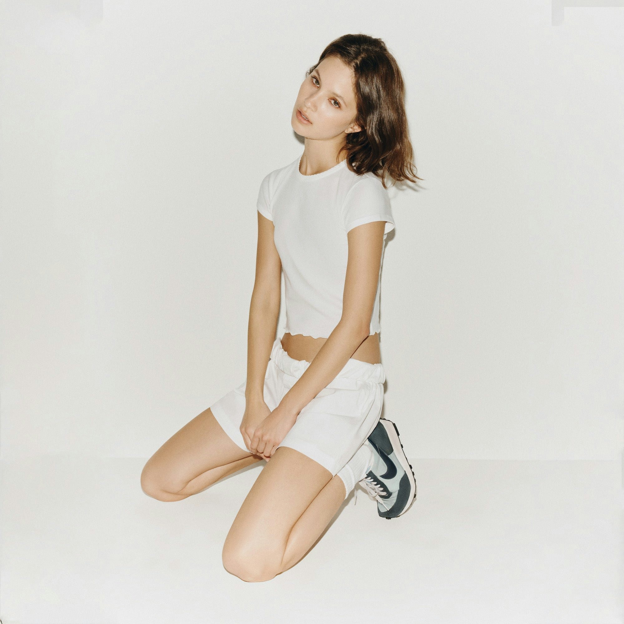 SHEER COTTON T-SHIRT | SNOW ON A MODEL SIDE VIEW | FOCUS: 0.0, 1.0, 0.9