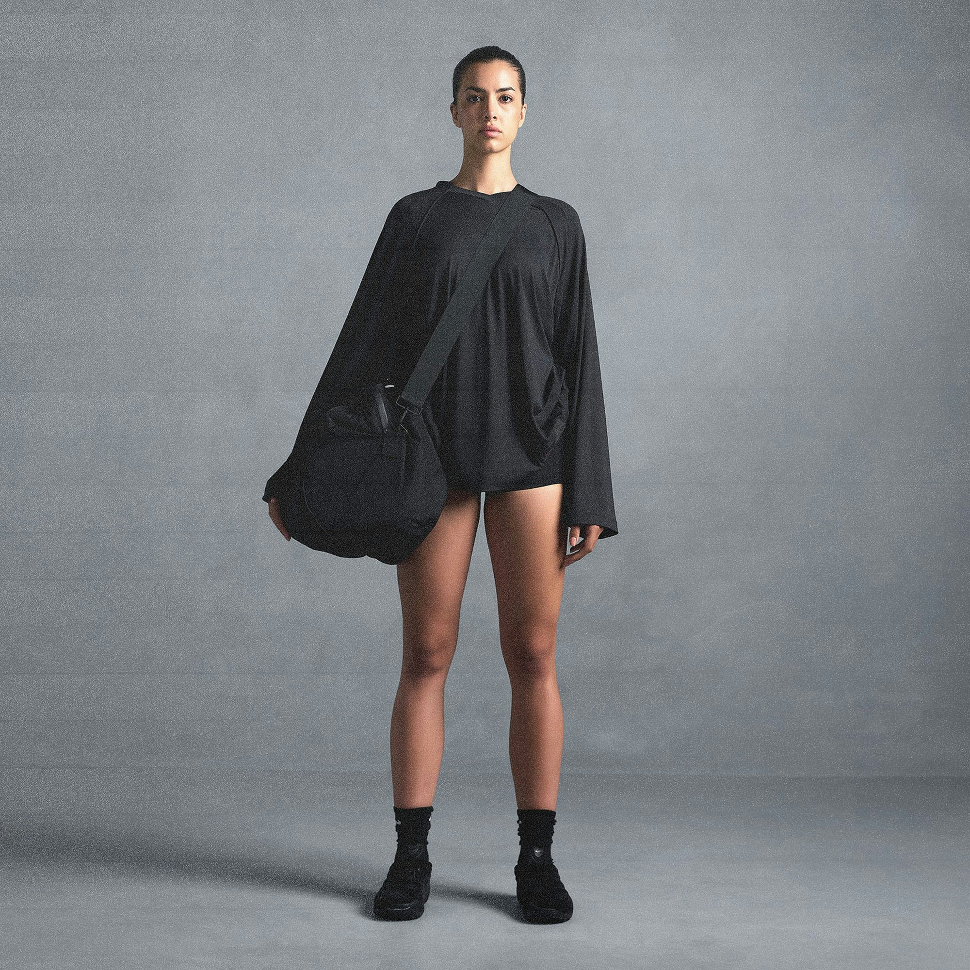 NikeSKIMS AIRY V-NECK OVERSIZED LONG SLEEVE TOP | OBSIDIAN ON A MODEL SIDE VIEW @ | FOCUS: 0.0, 1.0, 0.9