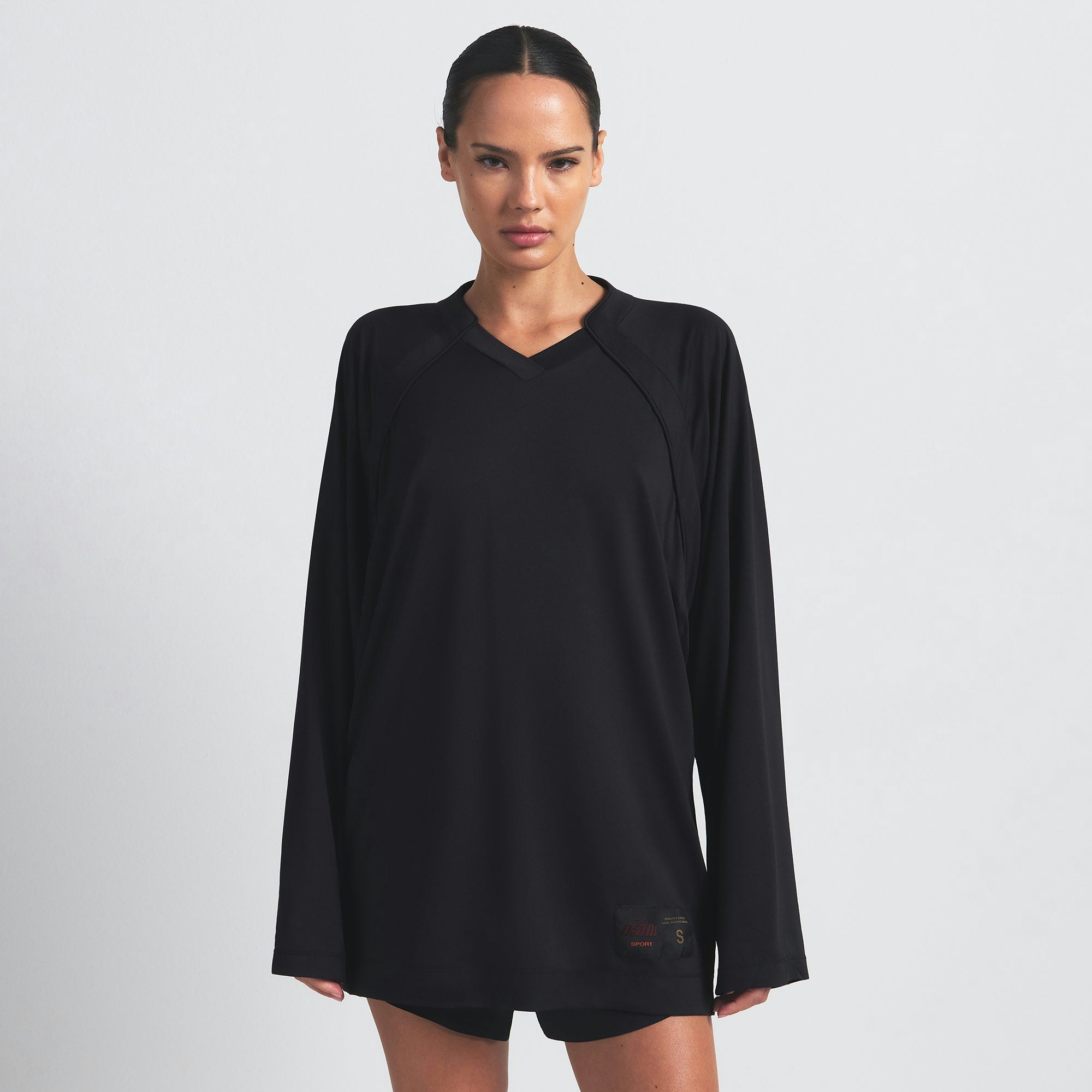 NikeSKIMS AIRY V-NECK OVERSIZED LONG SLEEVE TOP | OBSIDIAN ON A MODEL SIDE VIEW @ | FOCUS: 0.0, 1.0, 0.9