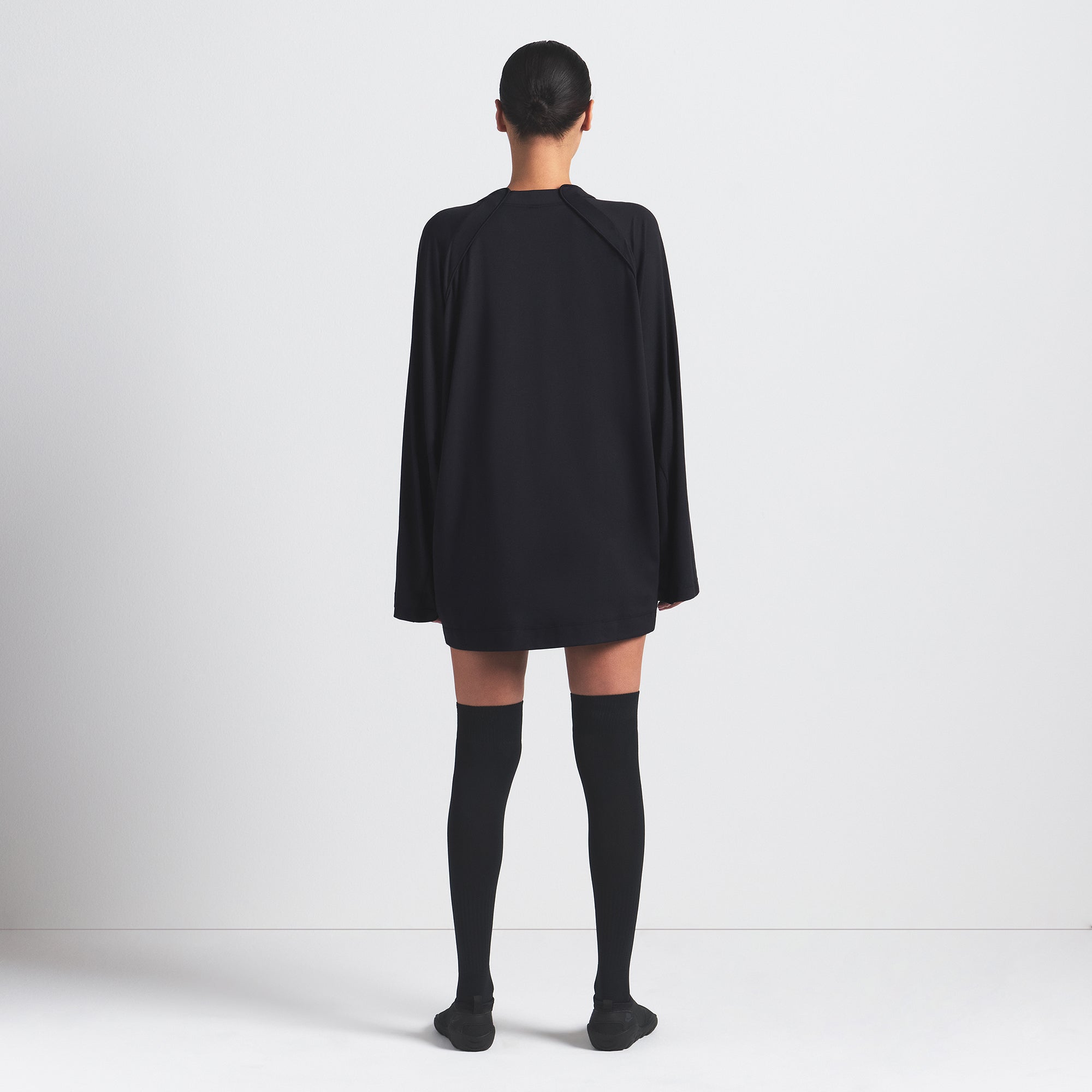 NikeSKIMS AIRY V-NECK OVERSIZED LONG SLEEVE TOP | OBSIDIAN | SKIMS