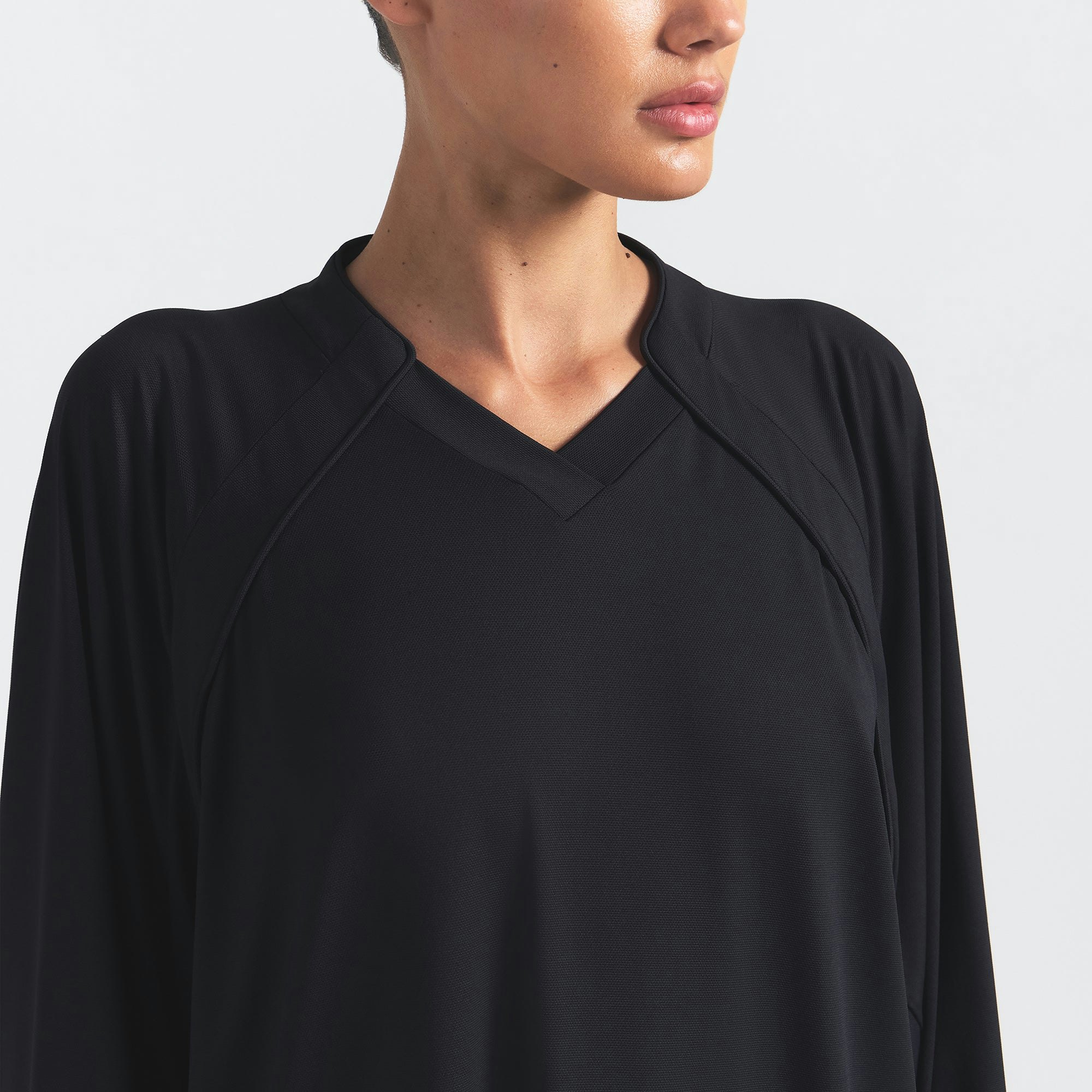 NikeSKIMS AIRY V-NECK OVERSIZED LONG SLEEVE TOP | OBSIDIAN ON A MODEL SIDE VIEW @ | FOCUS: 0.0, 1.0, 0.9