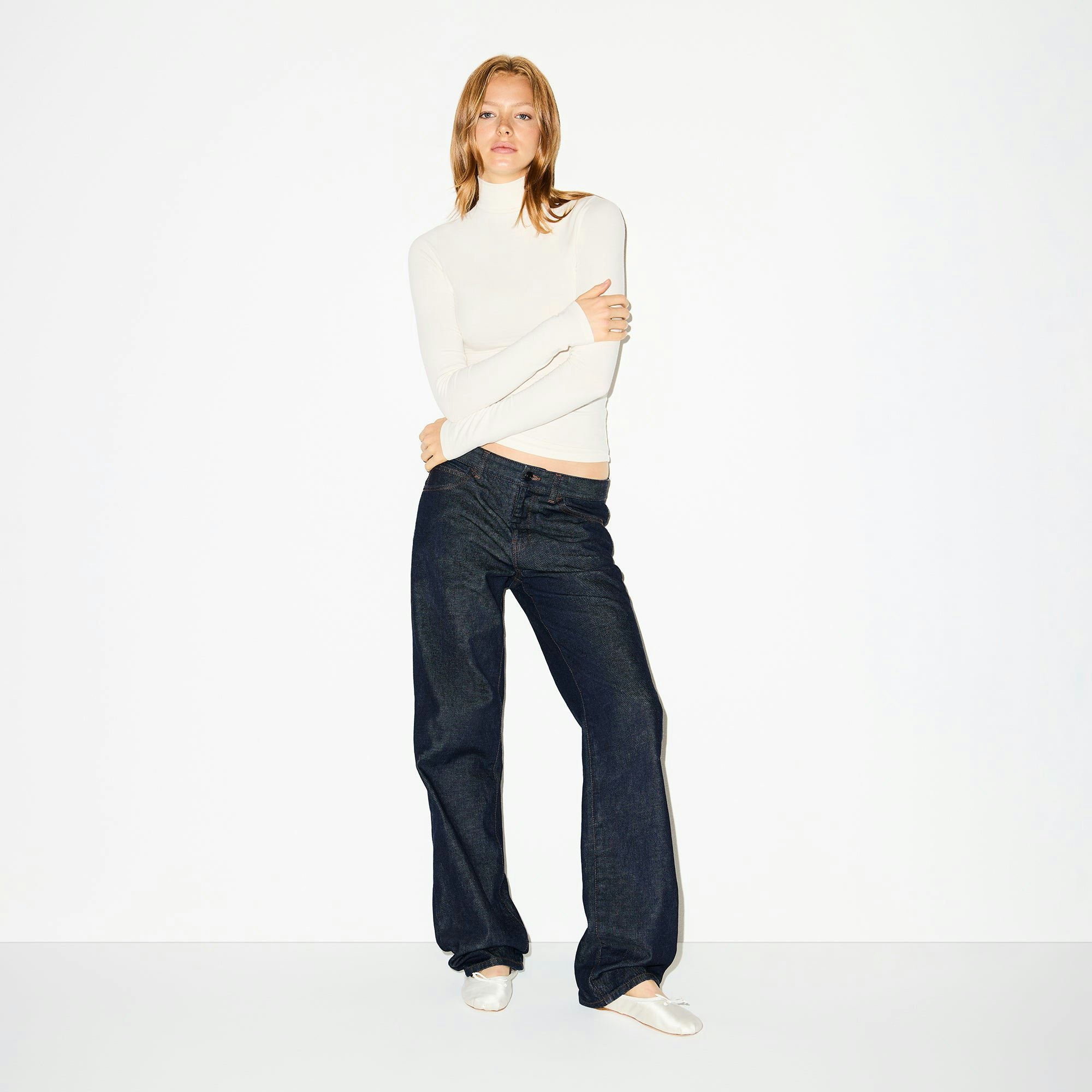 COTTON JERSEY TURTLENECK | MARBLE ON A MODEL FRONT VIEW @ | FOCUS: 0.0, 1.0, 0.9